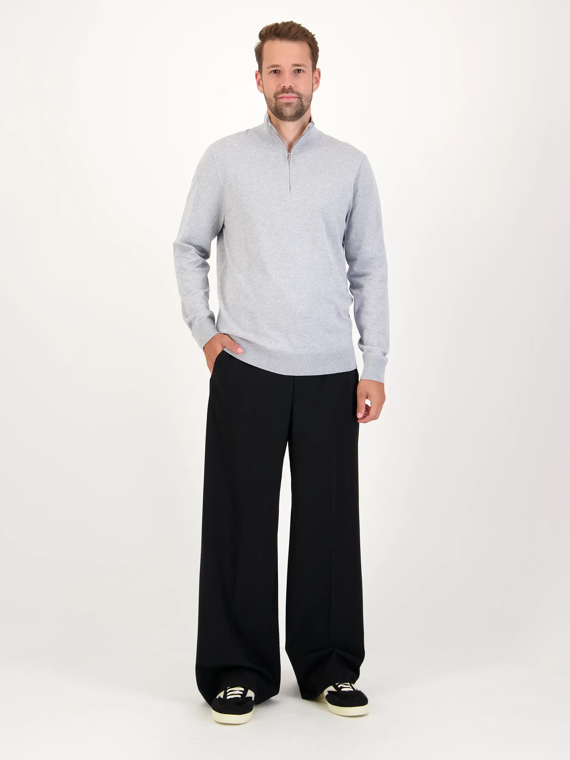 Pullover langarm - Artikel Teil eines Outfits getragen von einem Modell - Farbe: Grau