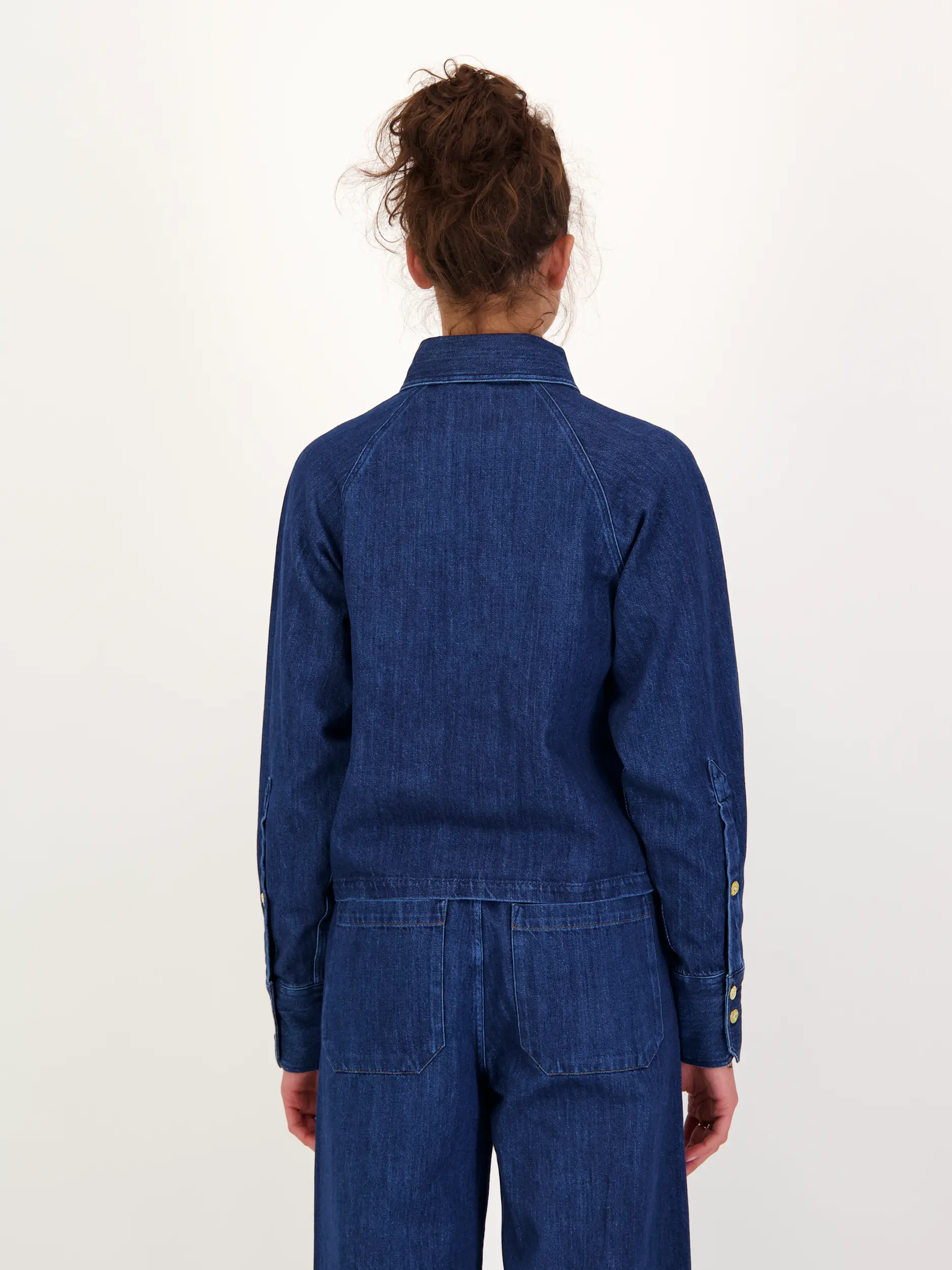 Jeansbluse 'Hanna' langarm - Artikel Rückseite getragen von einem Modell - Farbe: Blau