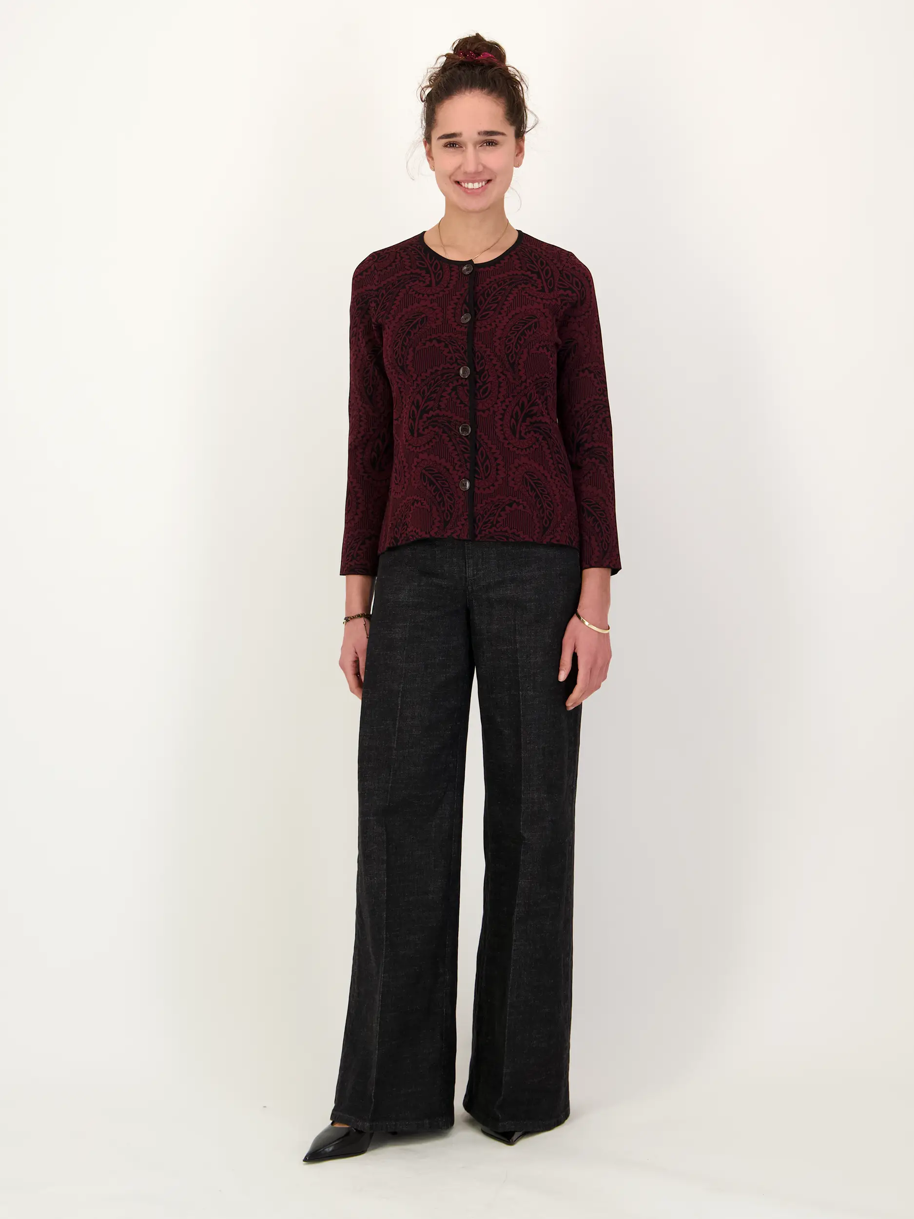 Gemusterte Strickjacke  - Artikel Teil eines Outfits getragen von einem Modell - Farbe: Rot