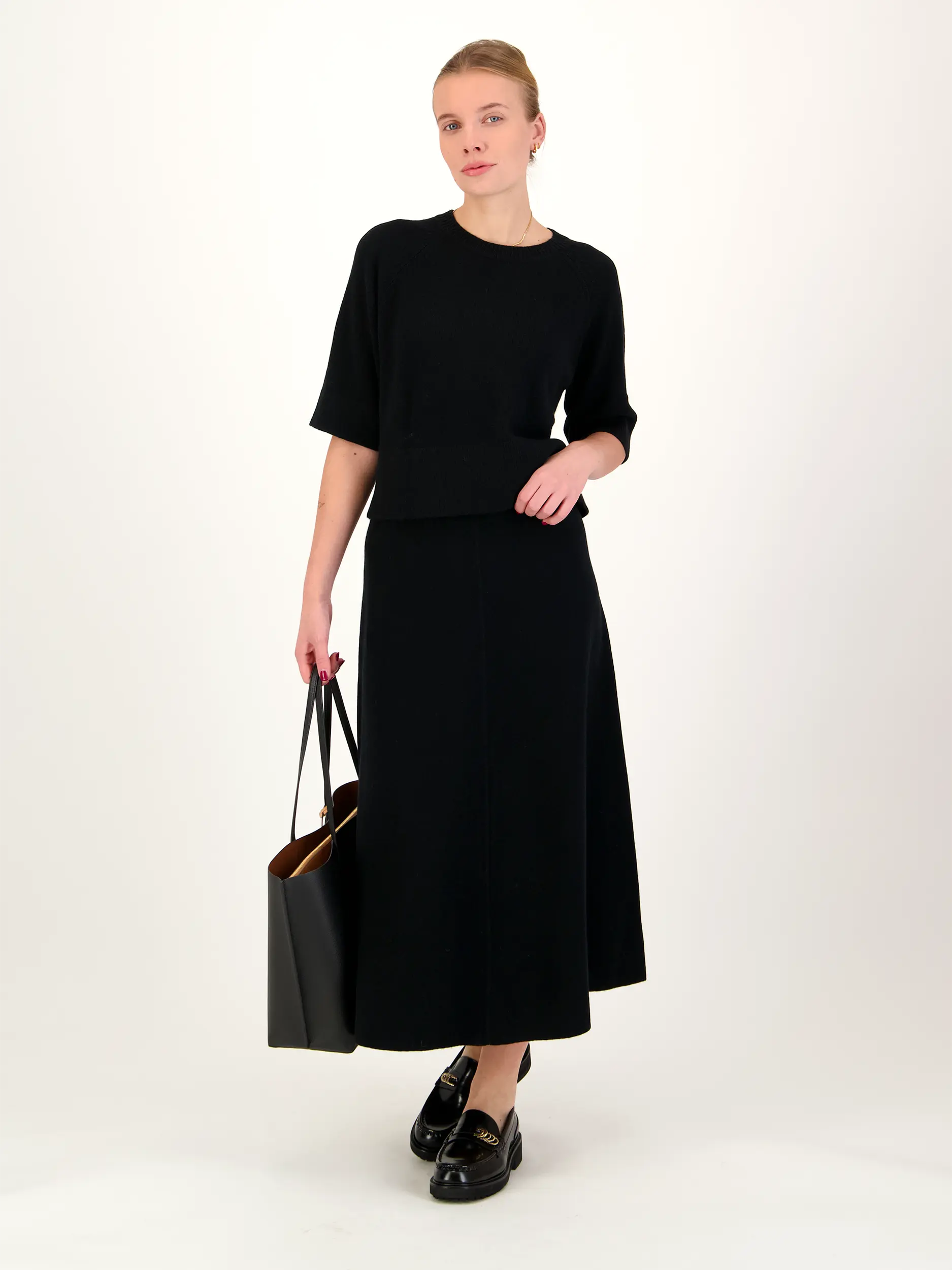 Pullover aus Wolle kurzarm - Artikel Teil eines Outfits getragen von einem Modell - Farbe: Schwarz