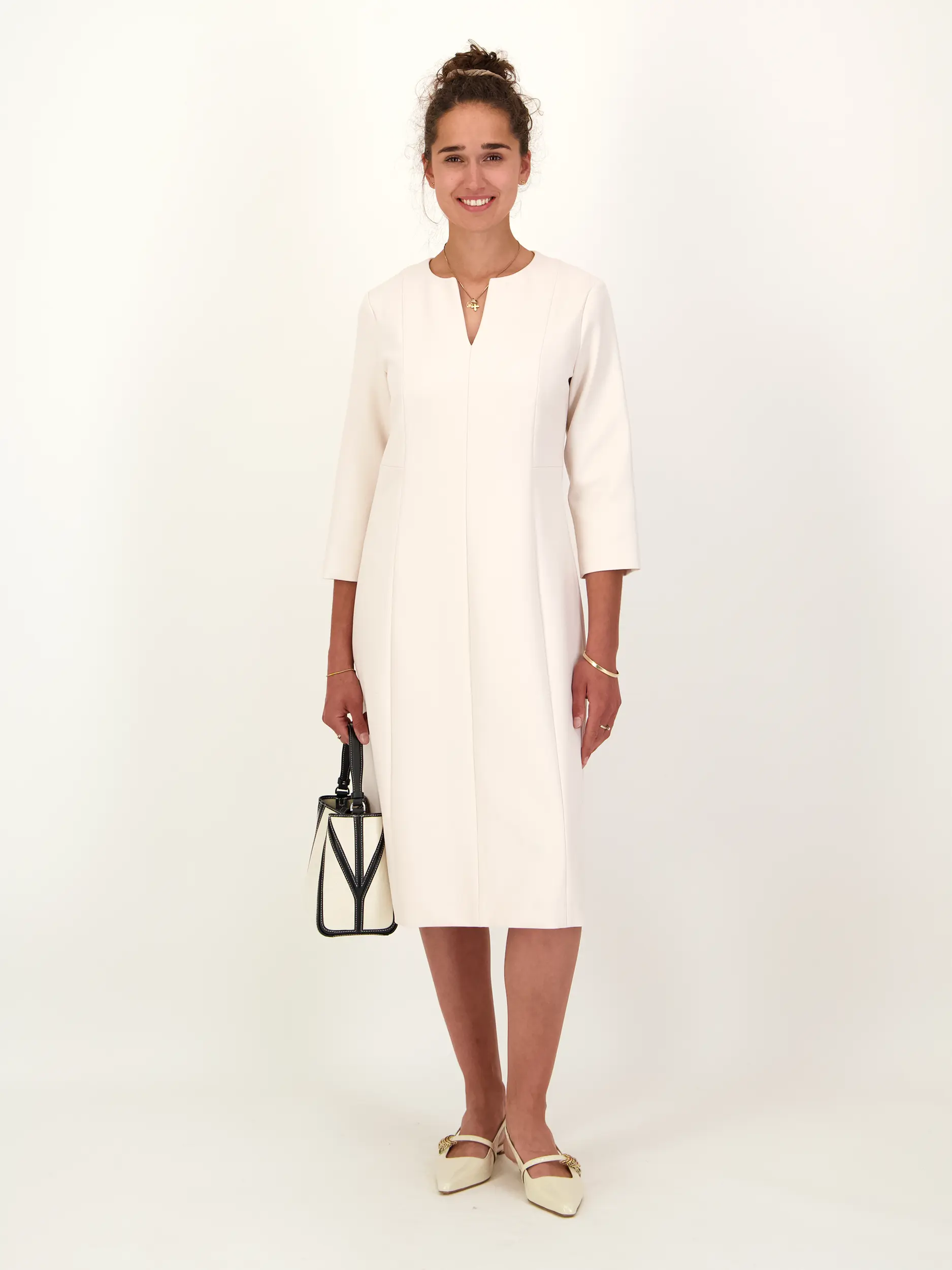 Midikleid langarm - Artikel Vorderseite getragen von einem Modell - Farbe: Beige