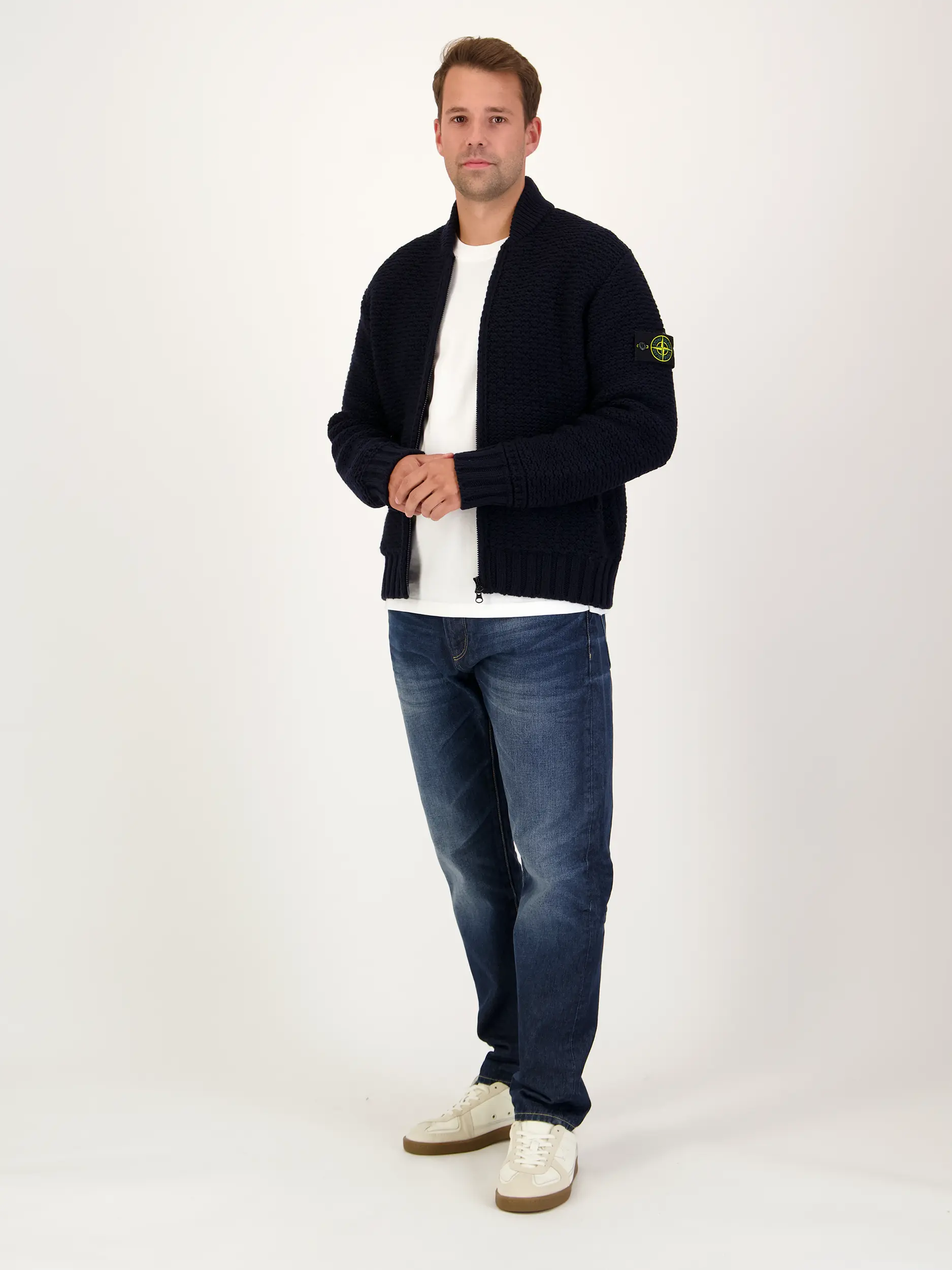 Strickjacke aus Schurwolle - Artikel Teil eines Outfits getragen von einem Modell - Farbe: Blau