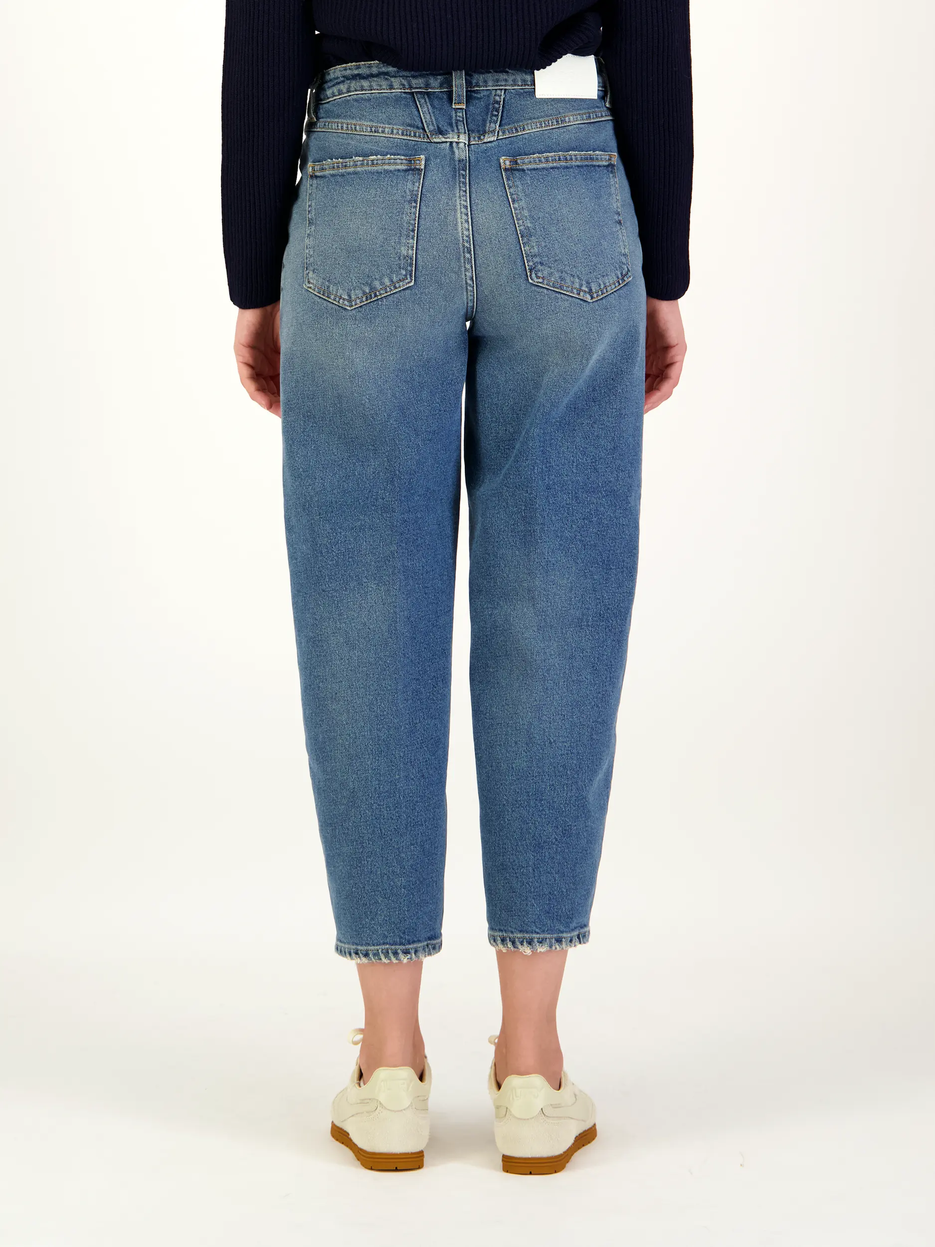Mid Rise Barrel Jeans - Artikel Rückseite getragen von einem Modell