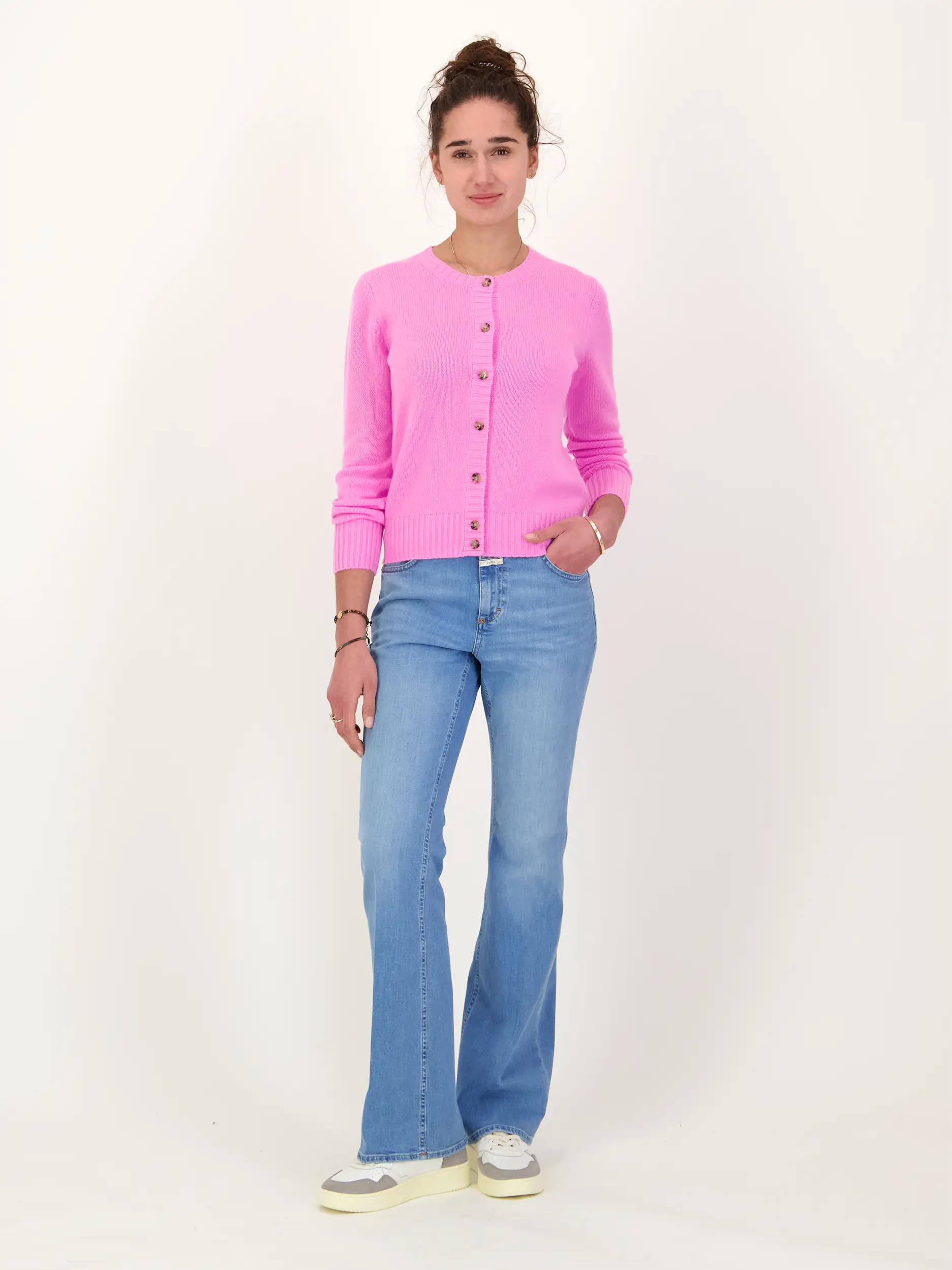 Strickjacke aus Kaschmir  - Artikel Teil eines Outfits getragen von einem Modell - Farbe: Rosa&Pink