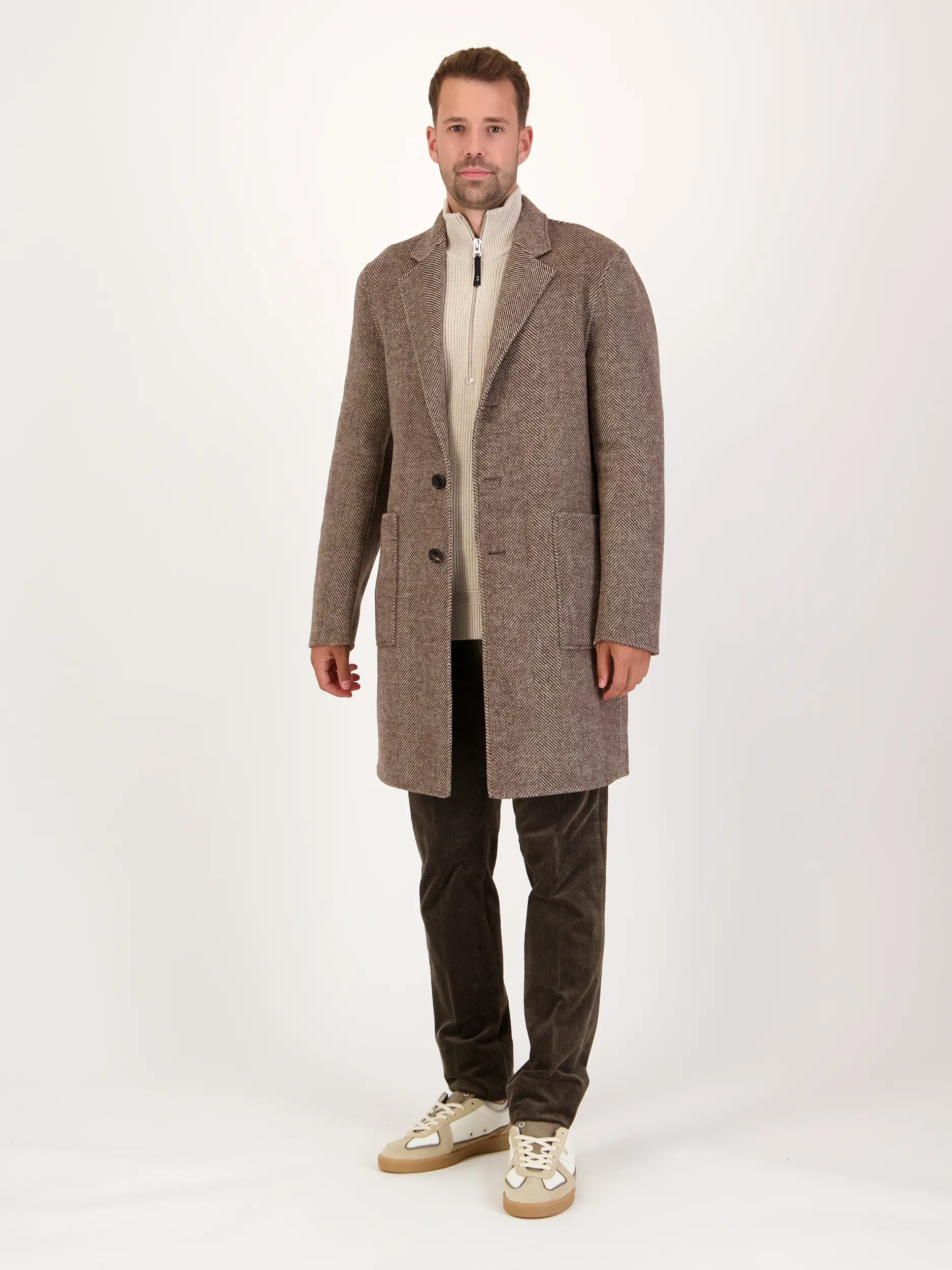 Wollmantel - Artikel Teil eines Outfits getragen von einem Modell - Farbe: Braun