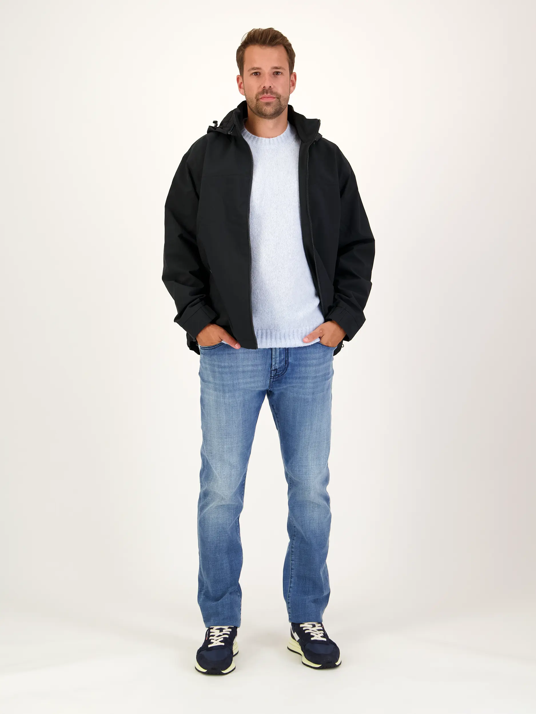 Pullover 'Lee' aus Merinowoll-Mix langarm - Artikel Teil eines Outfits getragen von einem Modell - Farbe: Blau