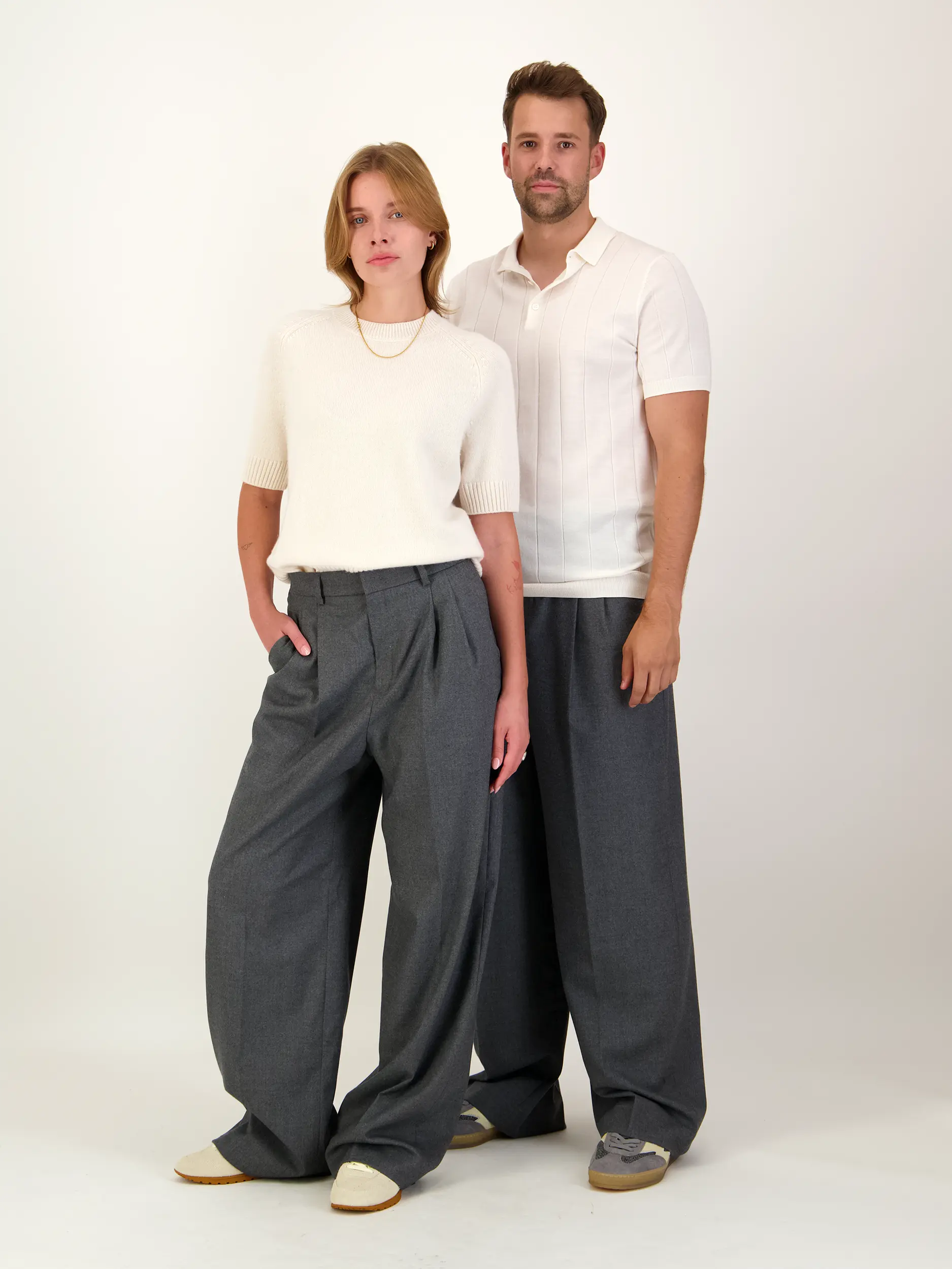Unisex Bundfaltenhose 'Noa' - Artikel Teil eines Outfits getragen von einem Modell