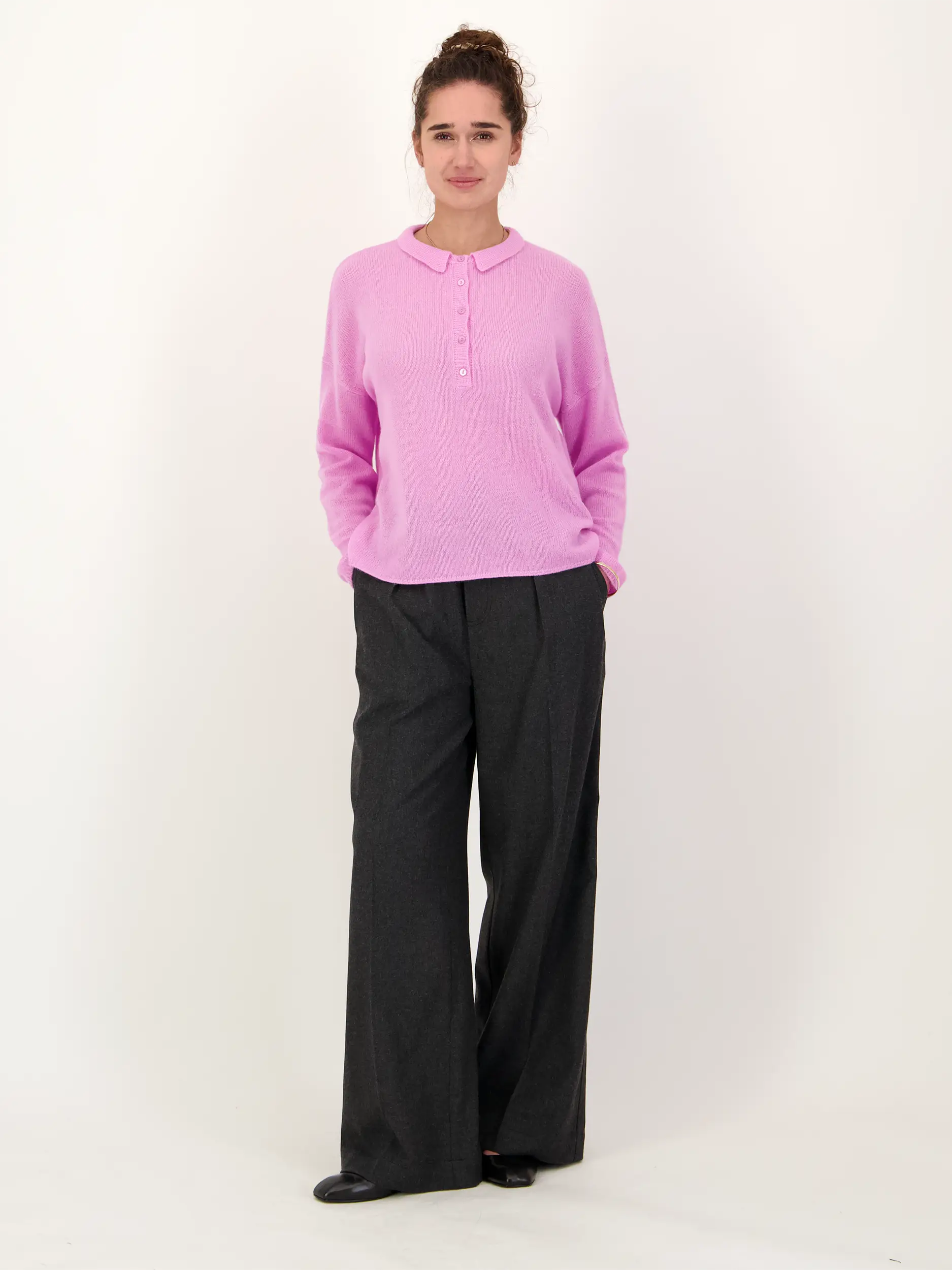 Pullover aus Kaschmir Mix - Artikel Teil eines Outfits getragen von einem Modell - Farbe: Rot