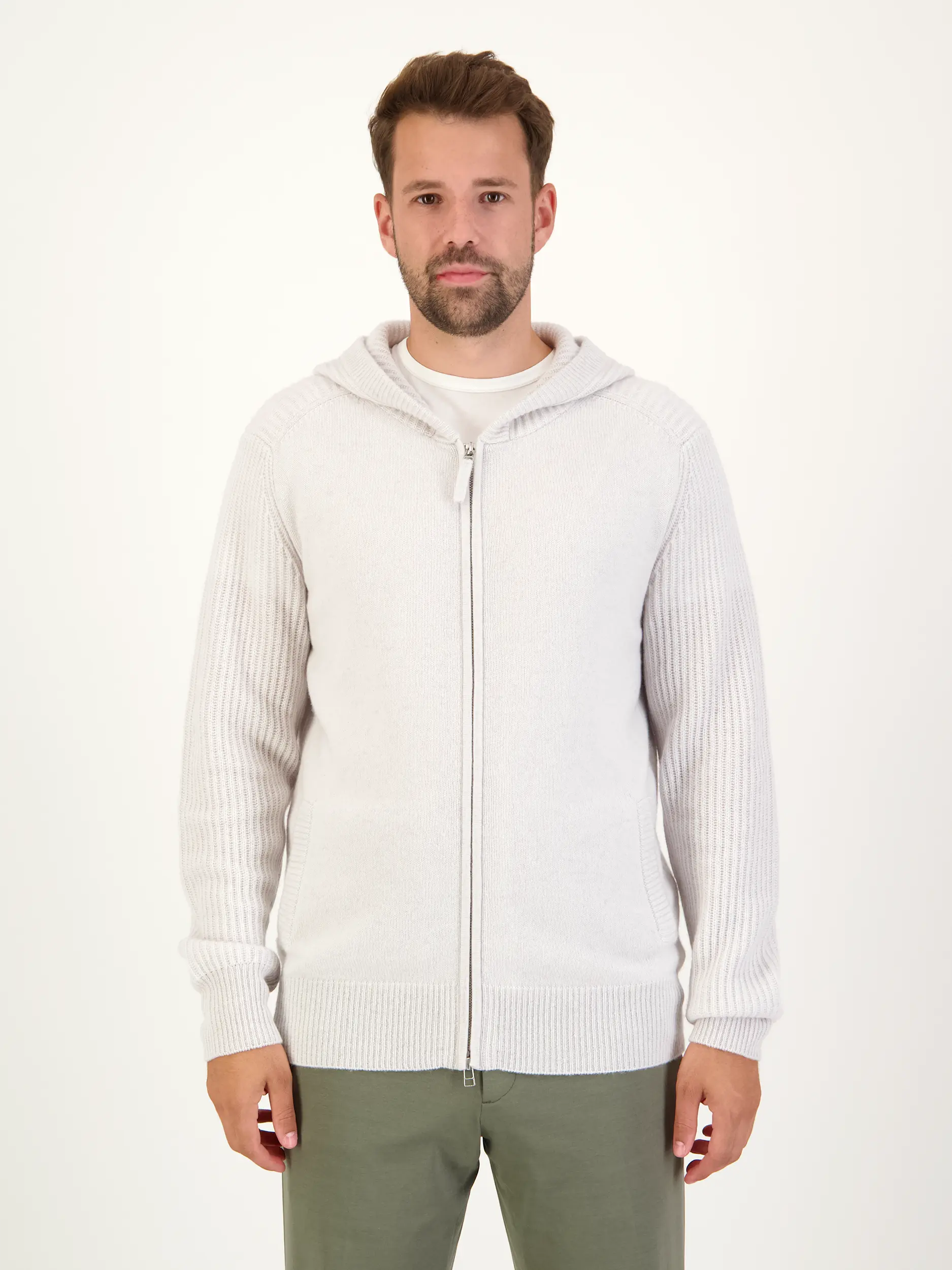 Strickjacke aus Kaschmir langarm - Artikel Vorderseite getragen von einem Modell - Farbe: Creme