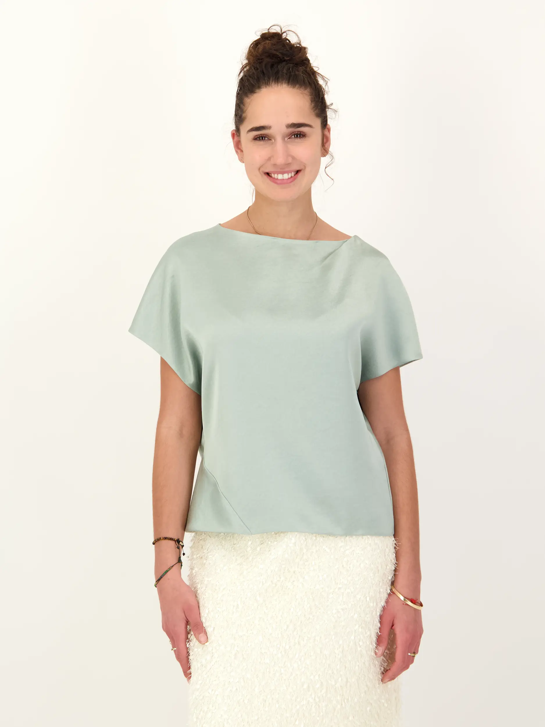 Satinbluse kurzarm - Artikel Vorderseite getragen von einem Modell - Farbe: Grün
