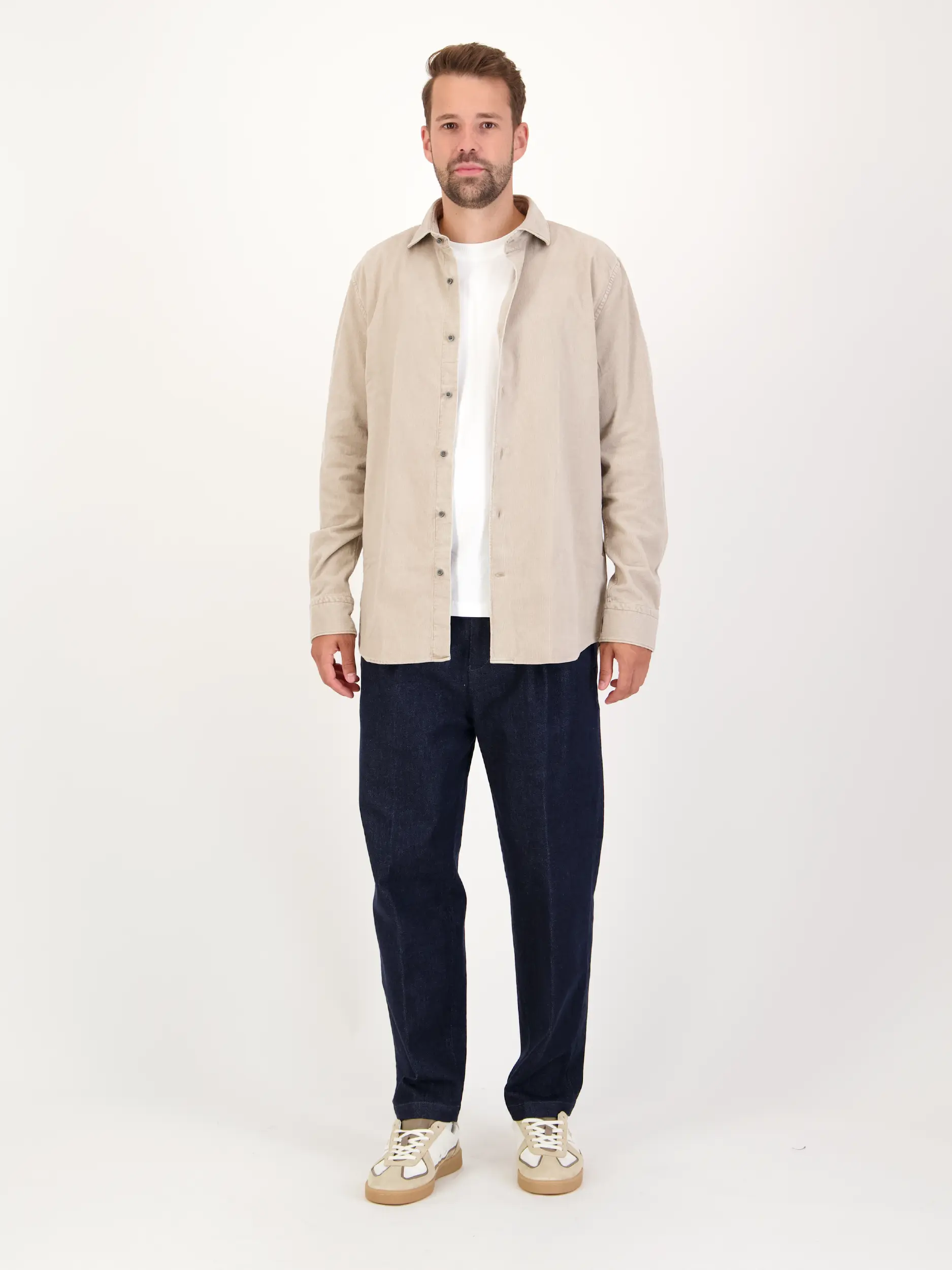 Cordhemd mit Haifischkragen langarm - Artikel Teil eines Outfits getragen von einem Modell - Farbe: Braun