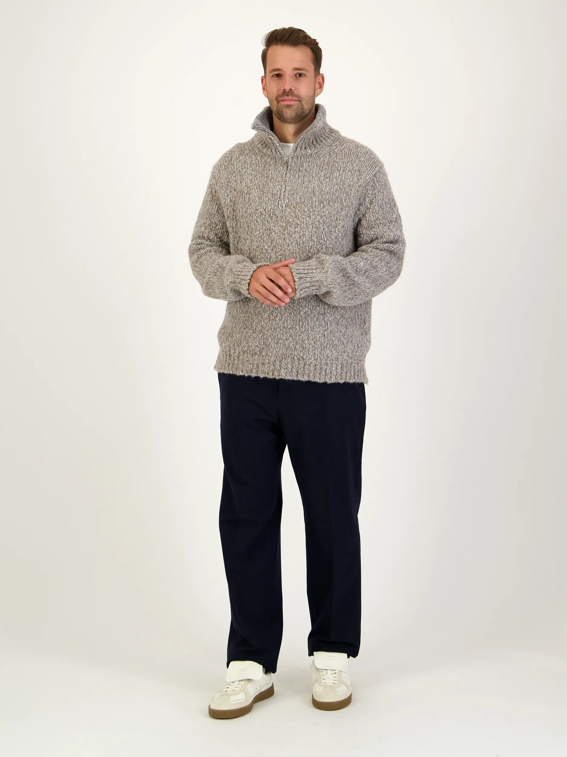Pullover aus Woll-Mix langarm - Artikel Teil eines Outfits getragen von einem Modell - Farbe: Braun