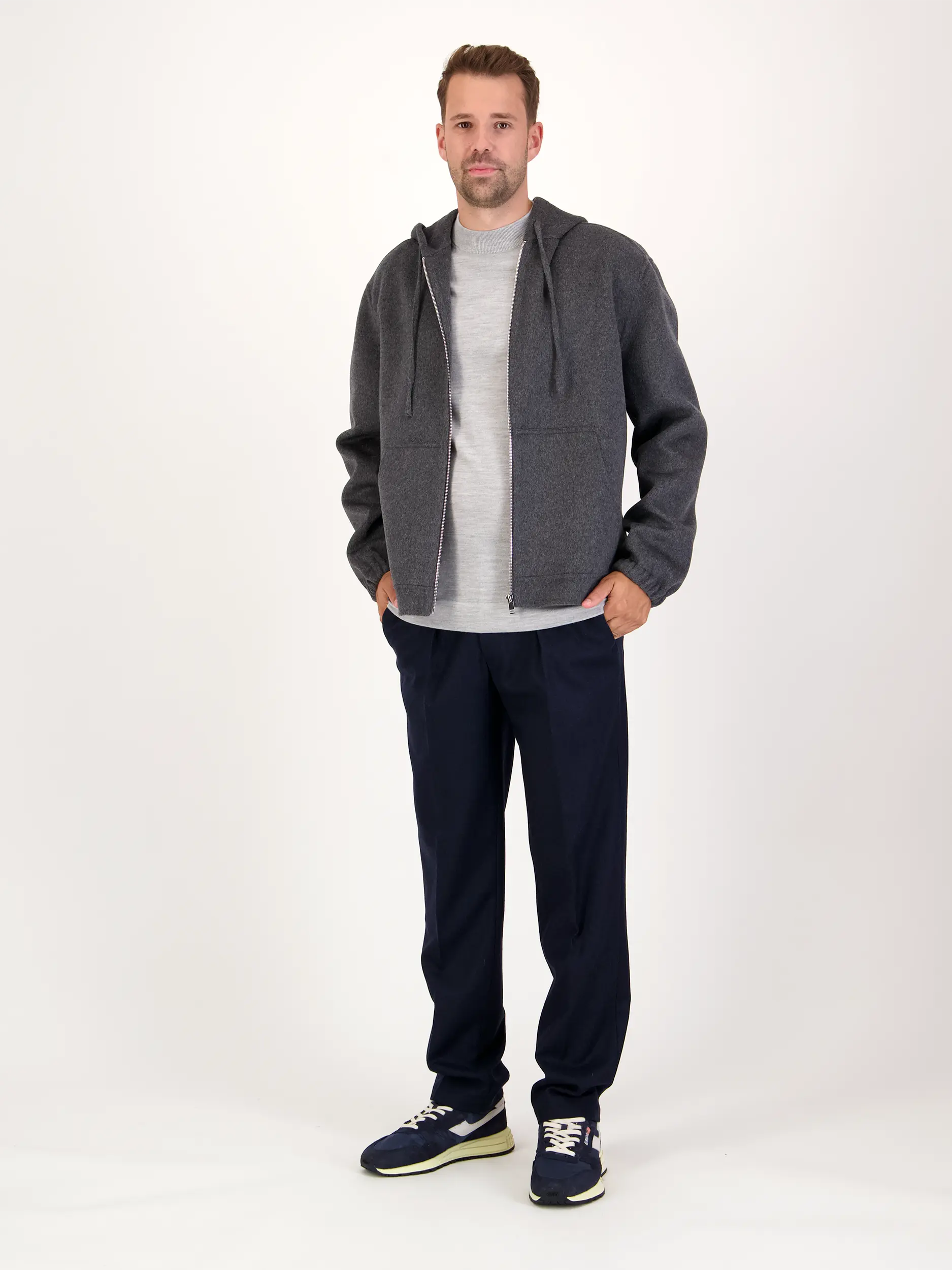 Pullover 'Arwon' aus Schurwolle langarm - Artikel Teil eines Outfits getragen von einem Modell - Farbe: Grau