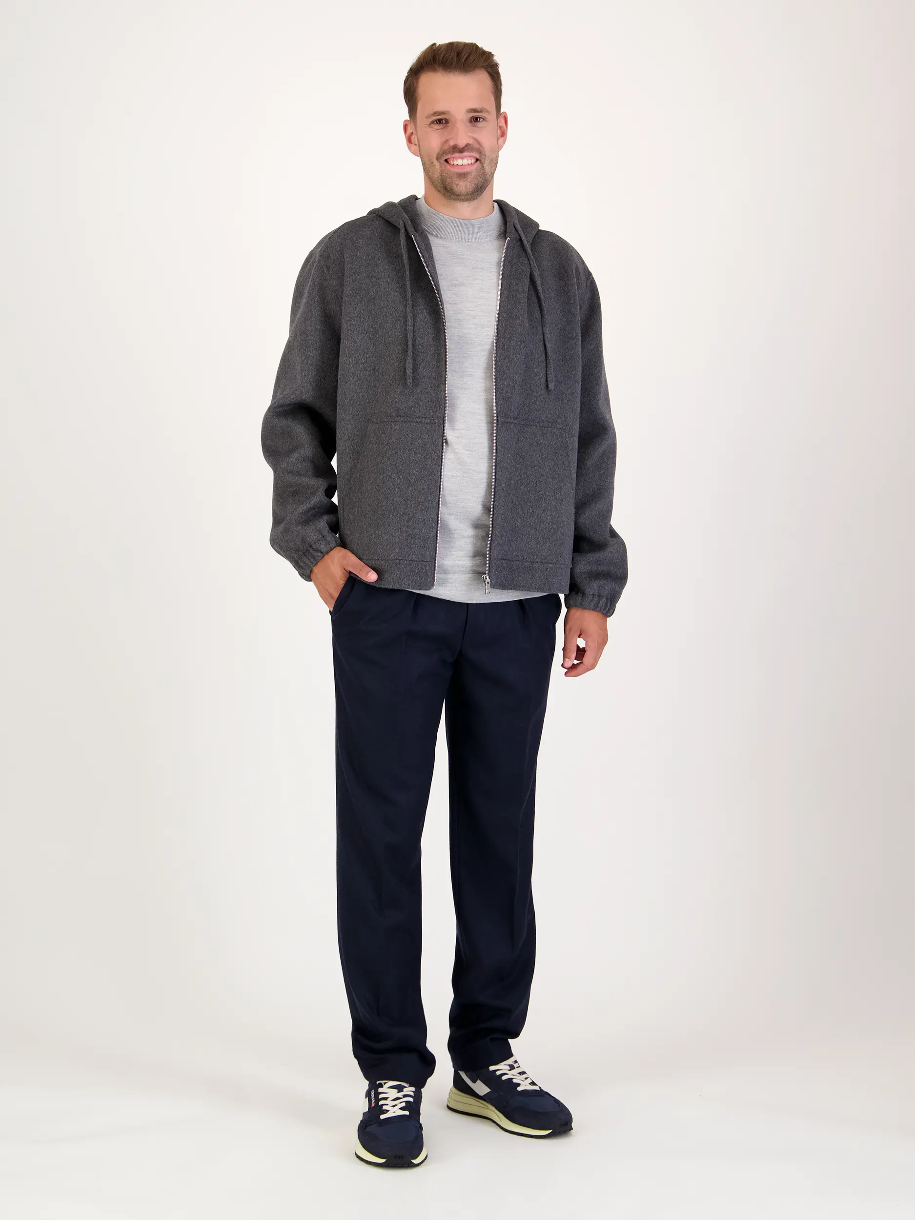 Bundfaltenhose aus Woll-Mix - Artikel Teil eines Outfits getragen von einem Modell - Farbe: Blau