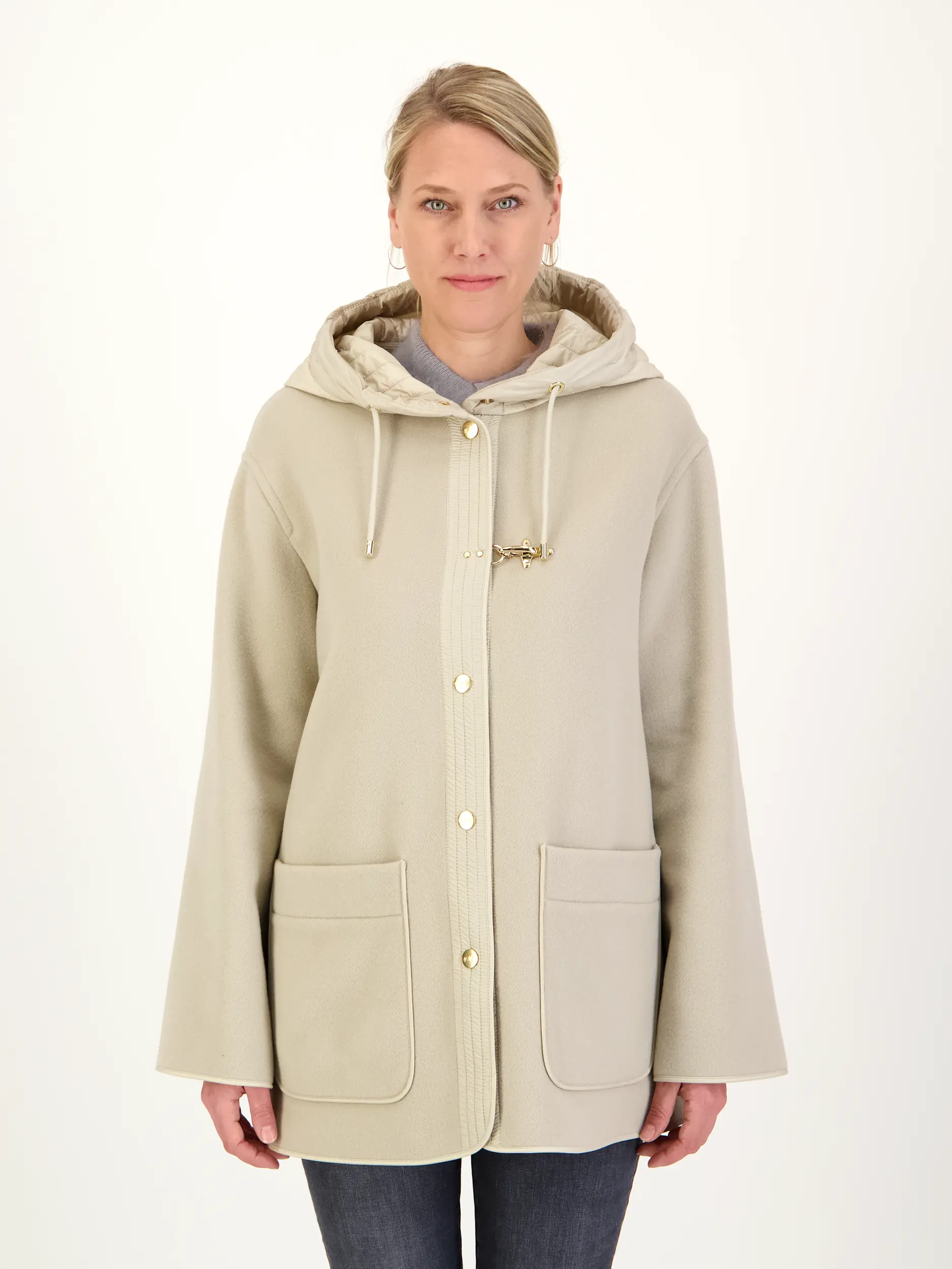 Wolljacke - Artikel Vorderseite getragen von einem Modell - Farbe: Beige
