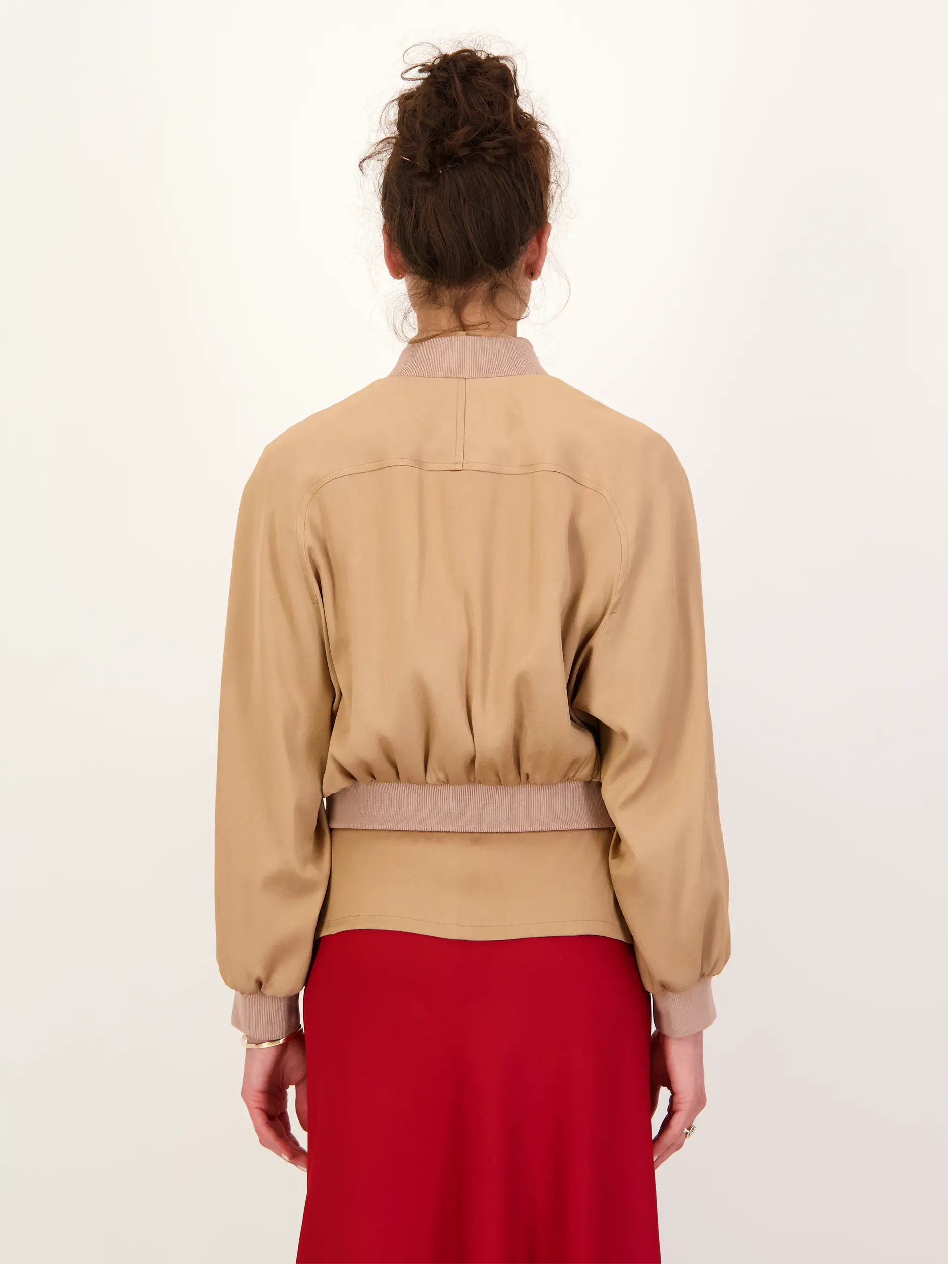 Blouson 'Marham' aus Satin - Artikel Rückseite getragen von einem Modell - Farbe: Beige