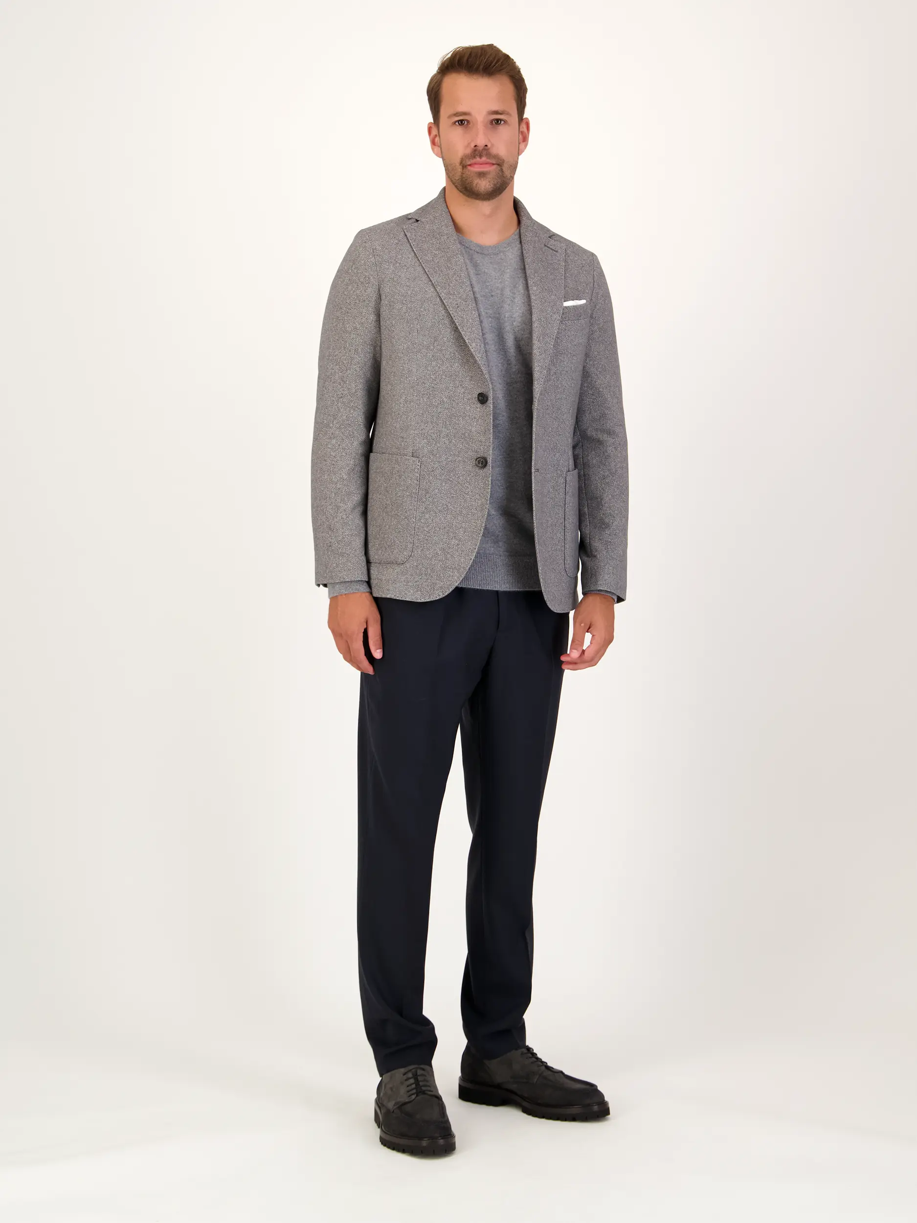 Sakko - Artikel Teil eines Outfits getragen von einem Modell - Farbe: Grau