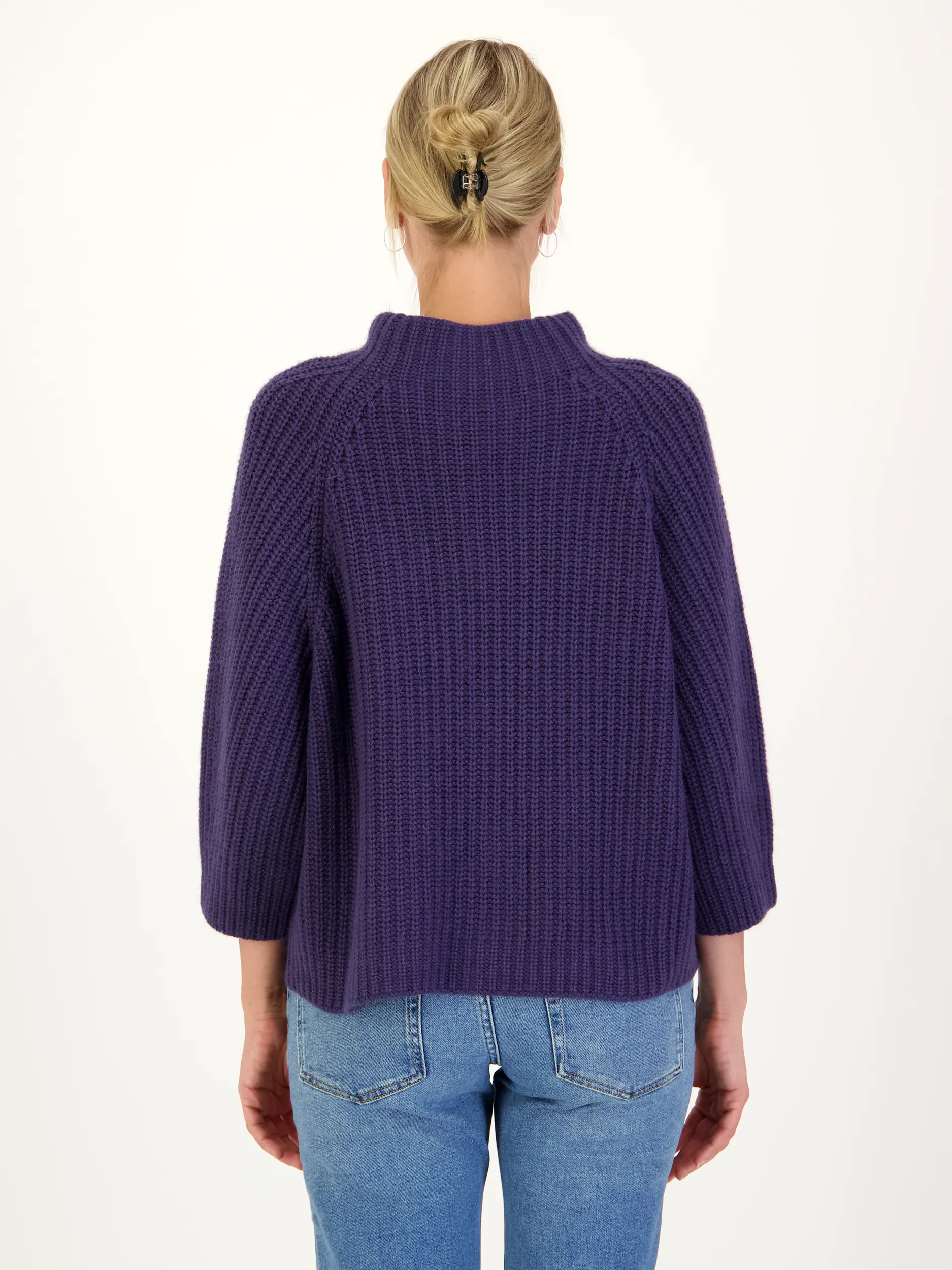 Pullover 'Fallou' aus Kaschmir langarm - Artikel Rückseite getragen von einem Modell - Farbe: Violett