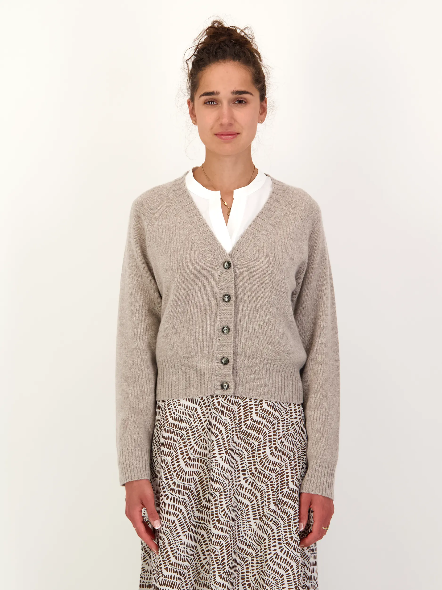 Strickjacke aus Kaschmir - Artikel Vorderseite getragen von einem Modell - Farbe: Braun
