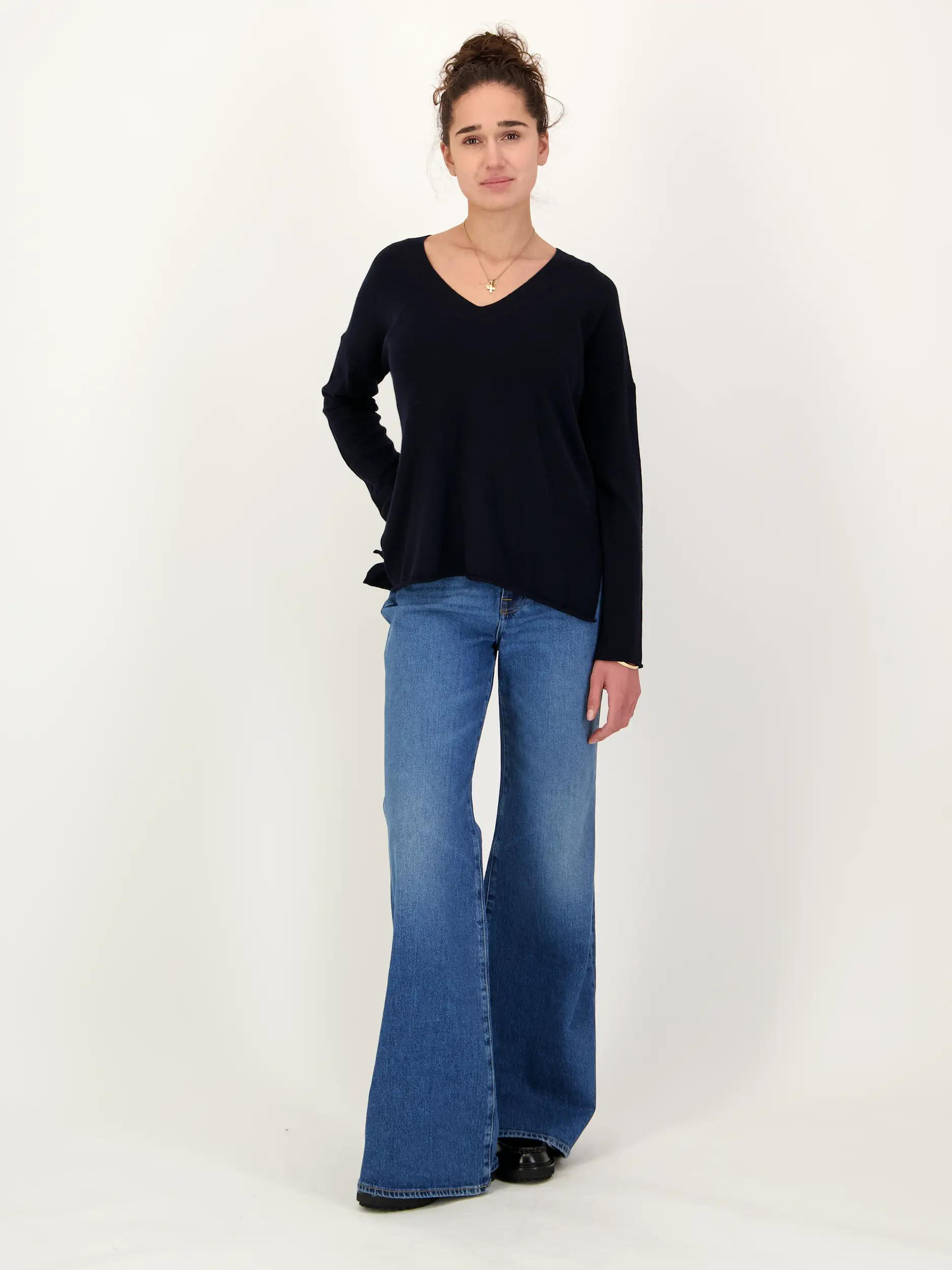 Pullover aus Kaschmir - Artikel Teil eines Outfits getragen von einem Modell - Farbe: Blau