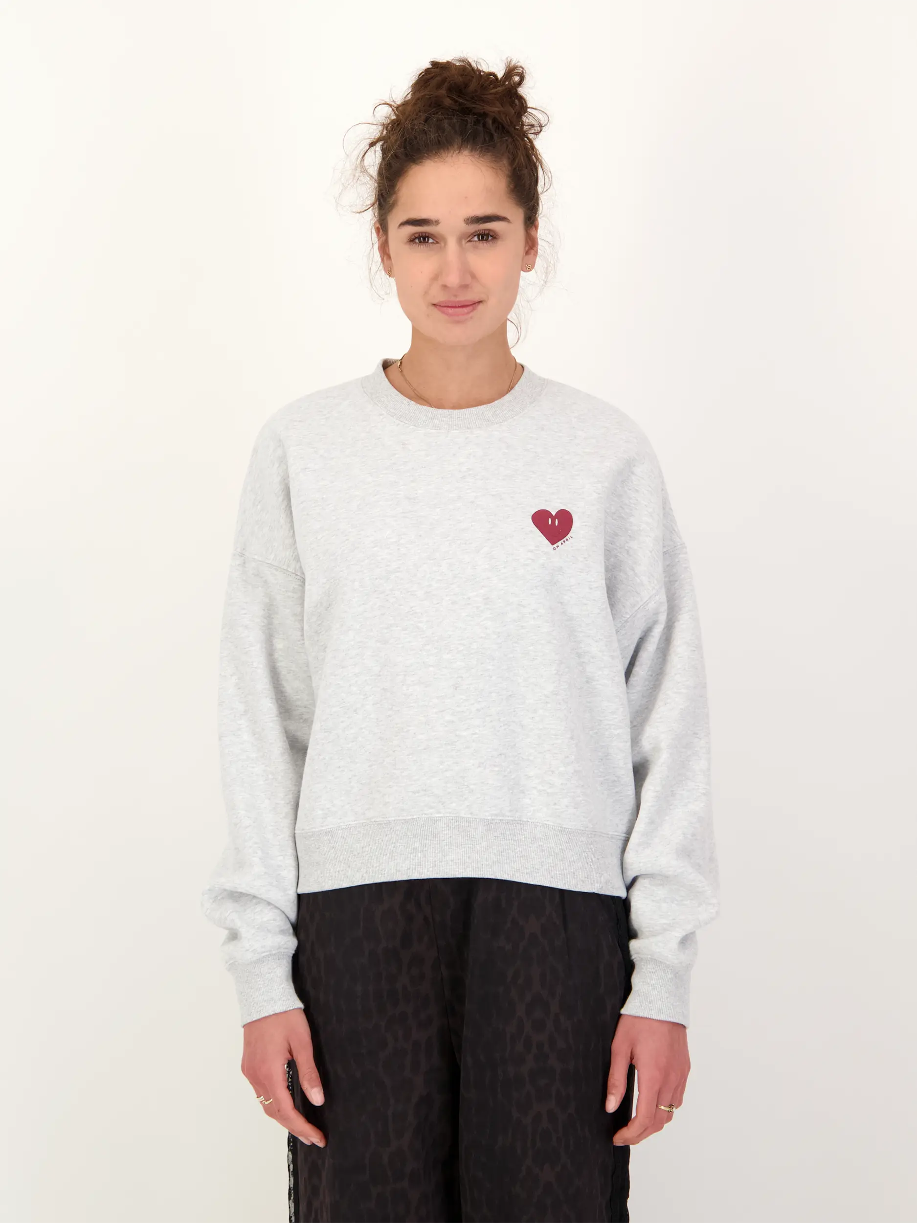 Sweatshirt 'Nina' - Artikel Vorderseite getragen von einem Modell - Farbe: Grau