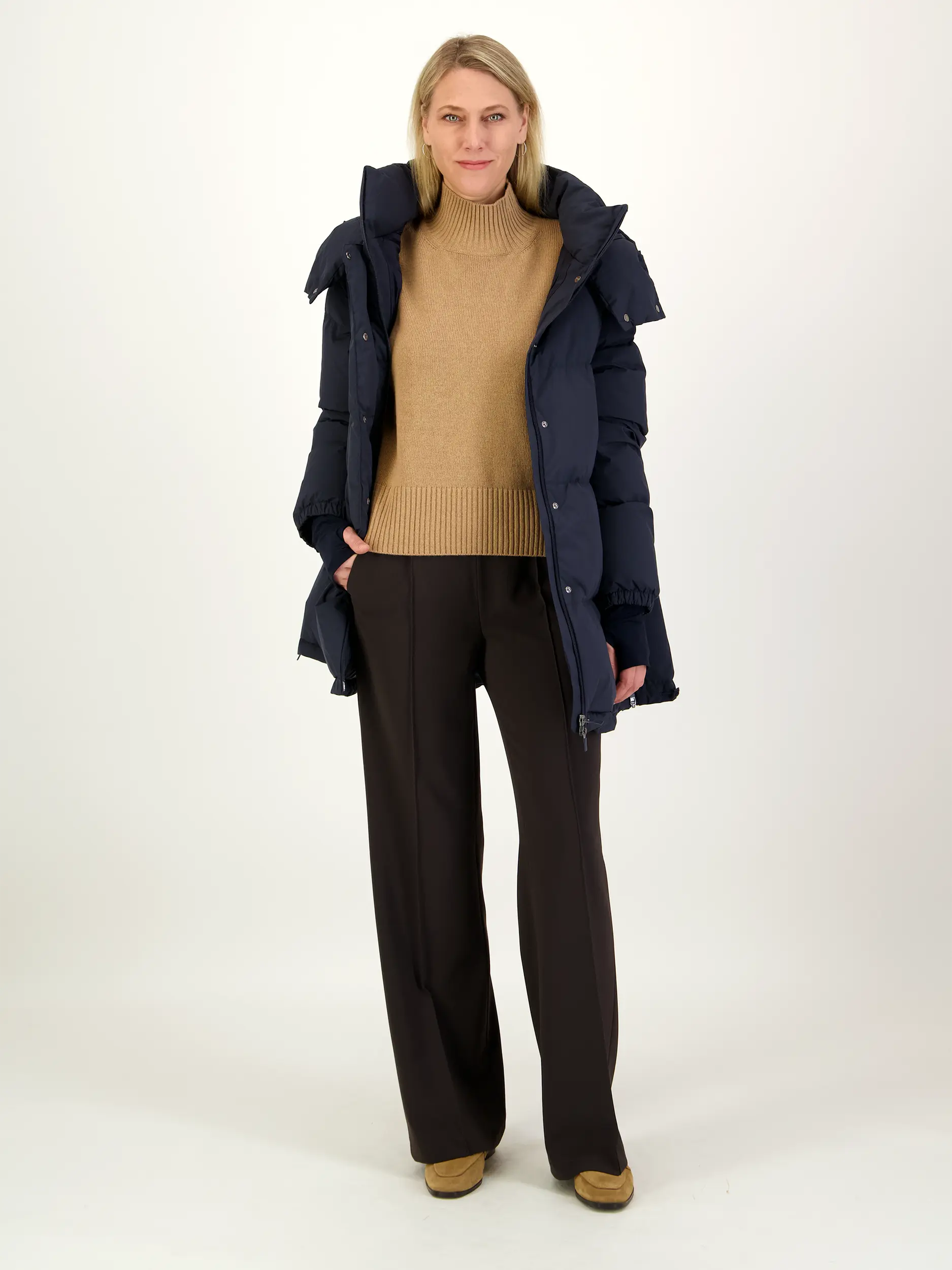 Oversized Pullover aus Woll-Mix langarm - Artikel Teil eines Outfits getragen von einem Modell
