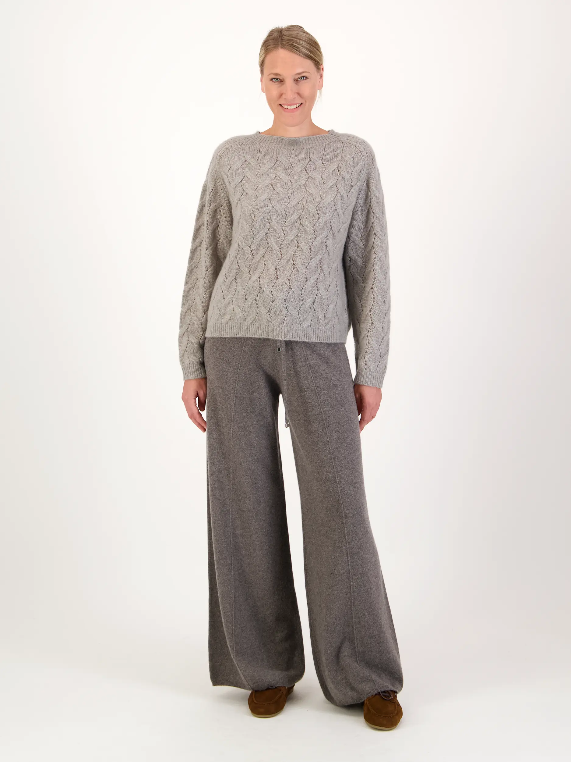 Pullover aus Kaschmir langarm - Artikel Teil eines Outfits getragen von einem Modell - Farbe: Grün