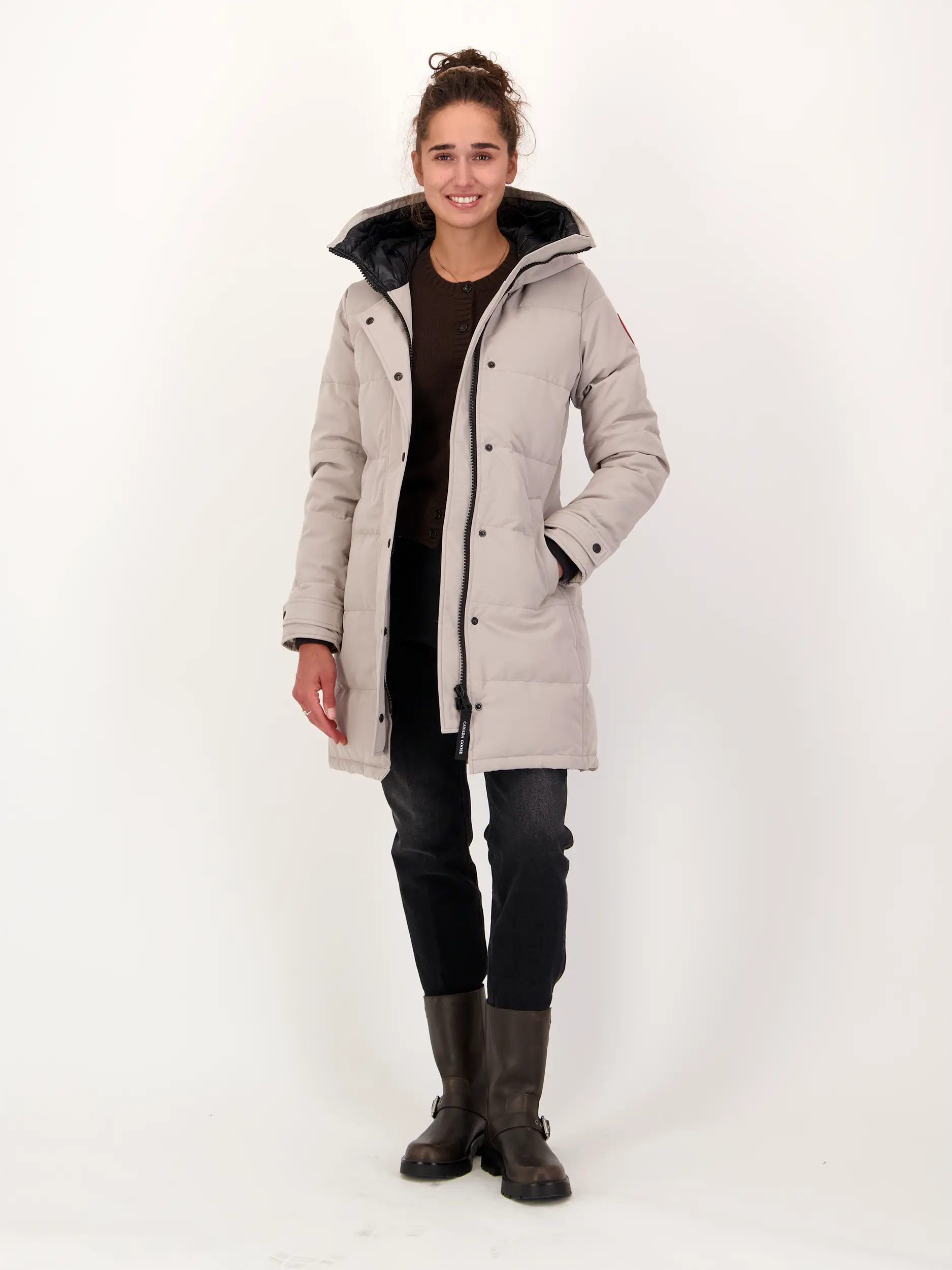 Kurzmantel 'Shelburne Parka' - Artikel Teil eines Outfits getragen von einem Modell - Farbe: Grau