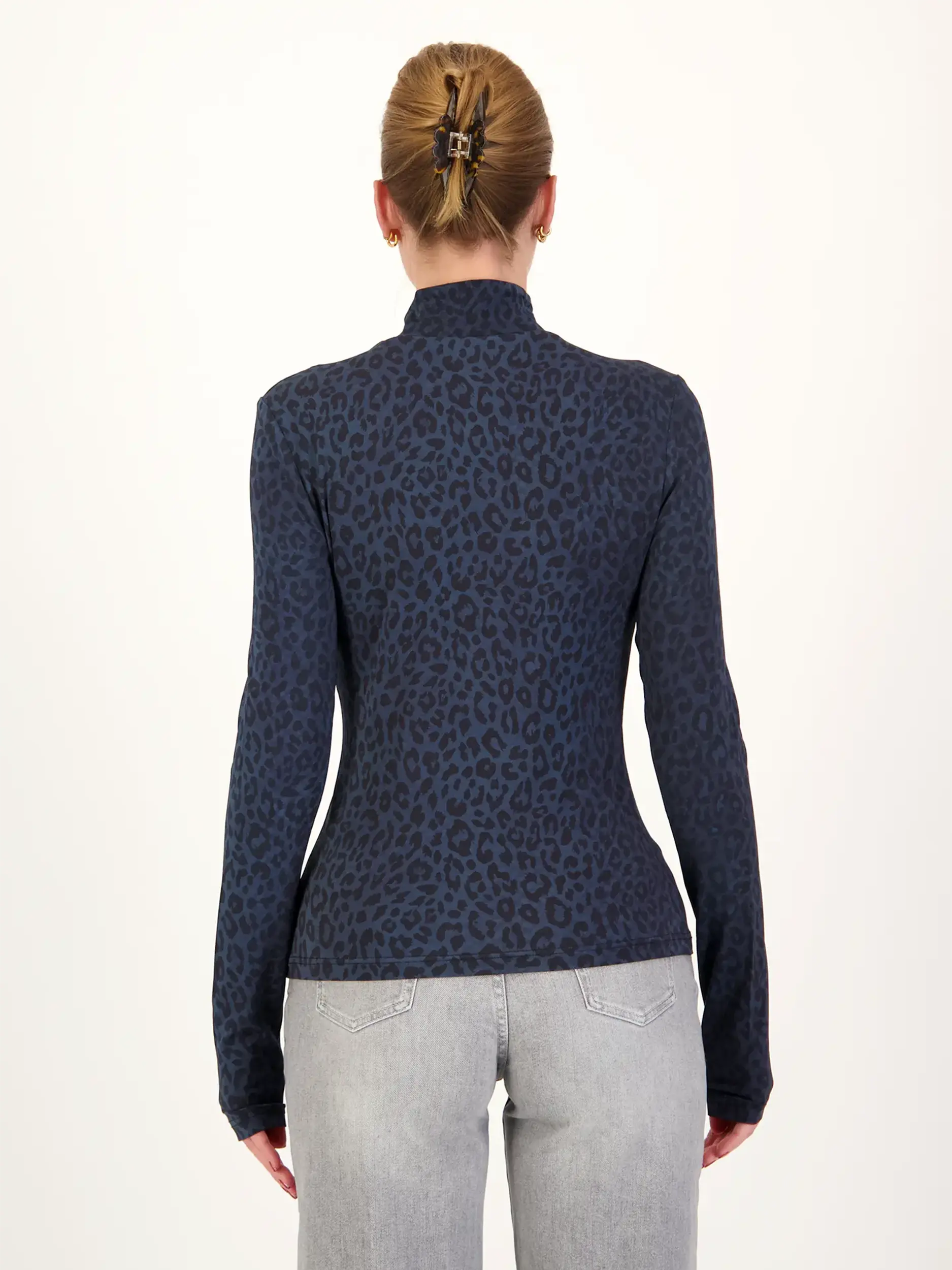 Turtleneck Shirt mit Leo-Print - Artikel Rückseite getragen von einem Modell - Farbe: Blau