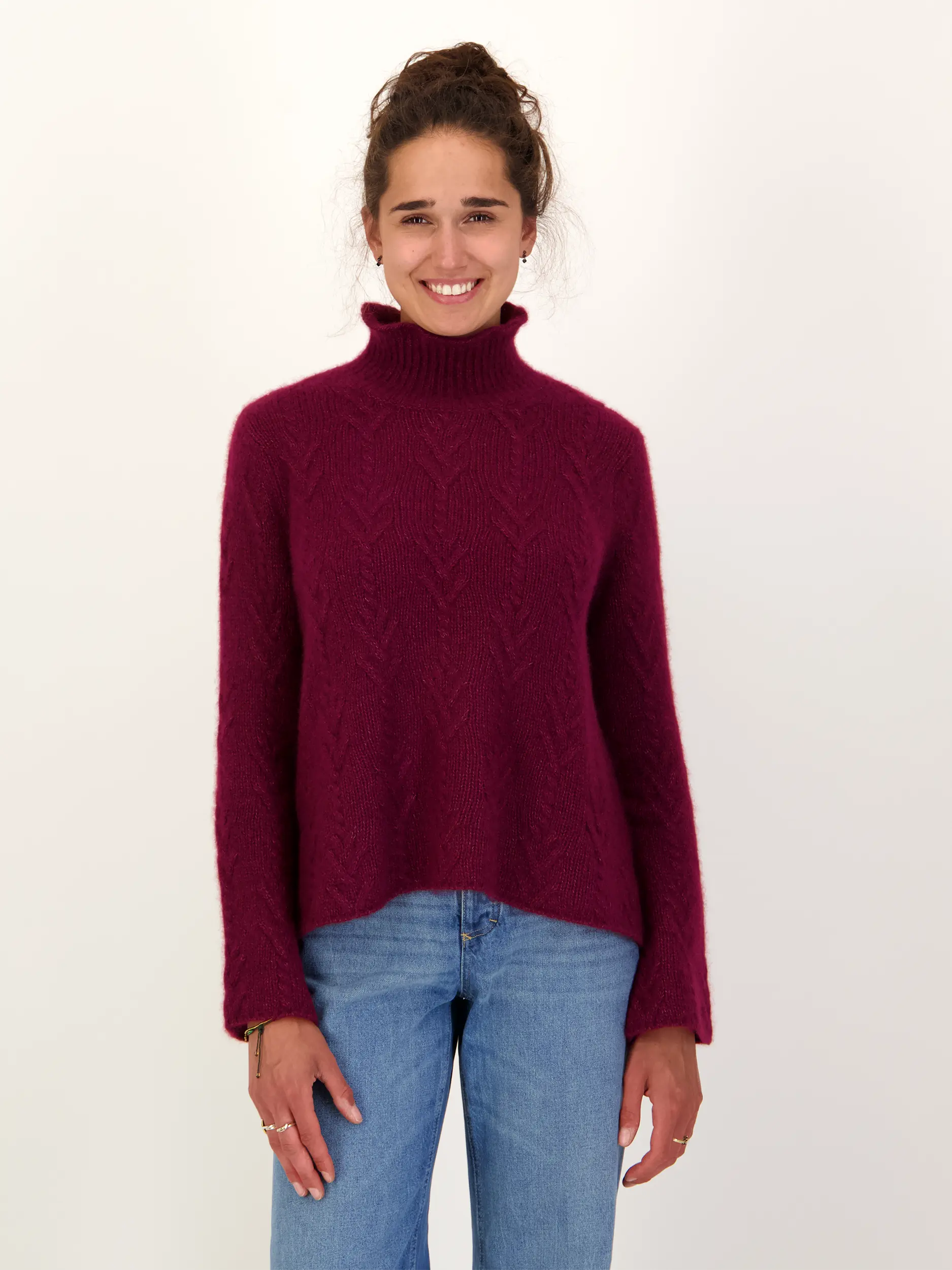 Pullover 'Easton' aus Kaschmir langarm - Artikel Vorderseite getragen von einem Modell