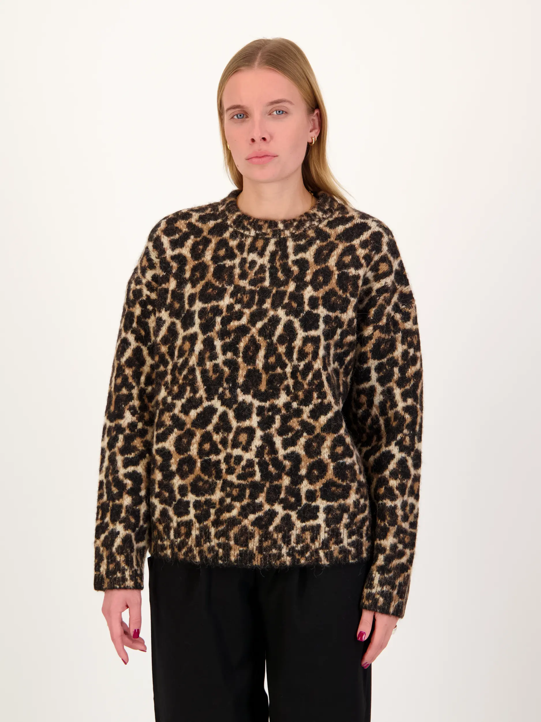 Pullover aus Alpaka-Mix mit Leo-Print langarm - Artikel Vorderseite getragen von einem Modell - Farbe: Braun