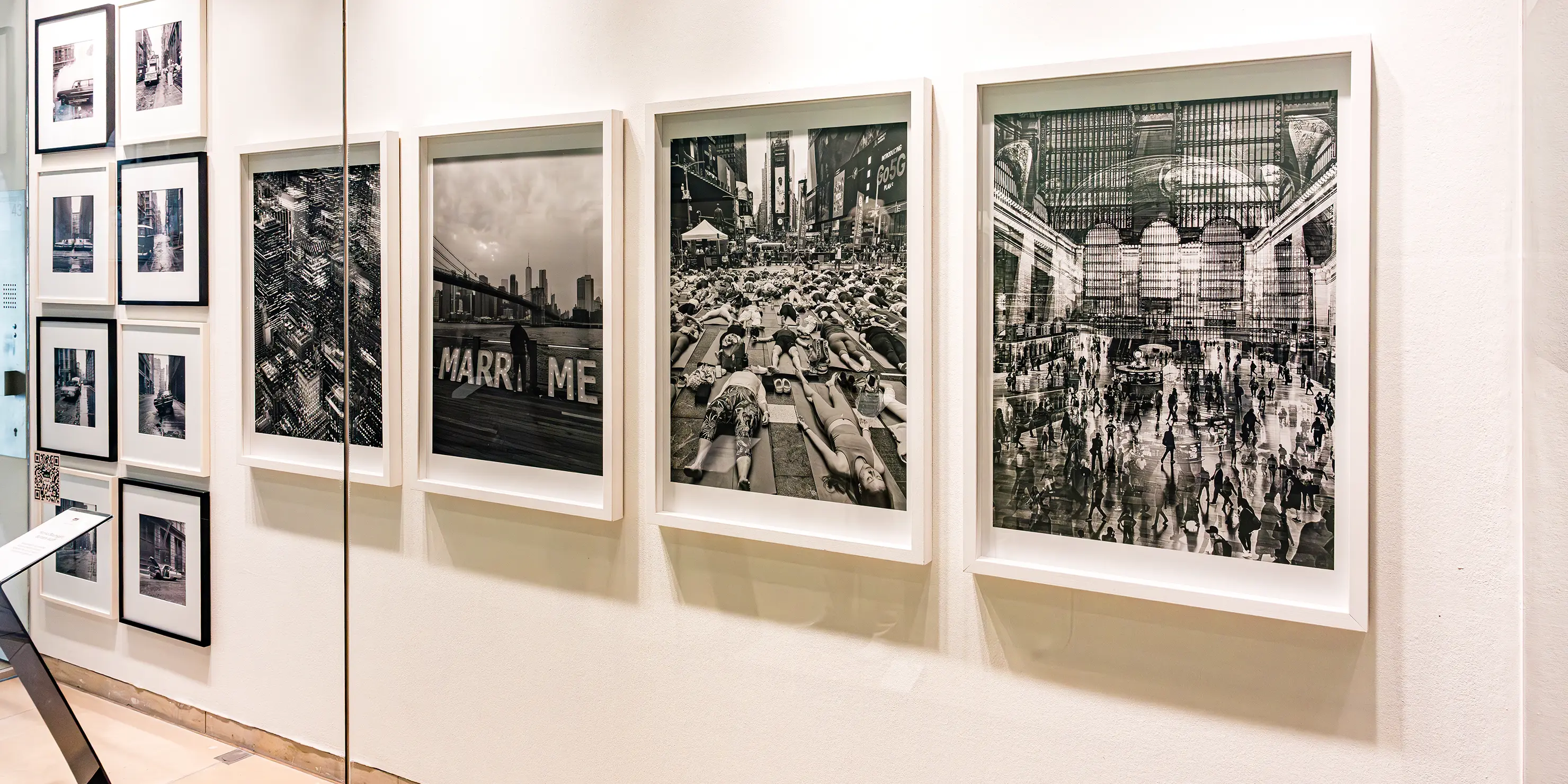 Das Bild zeigt die Icons of Photography Ausstellung im Schaufenster vom Modehaus Schnitzler. 