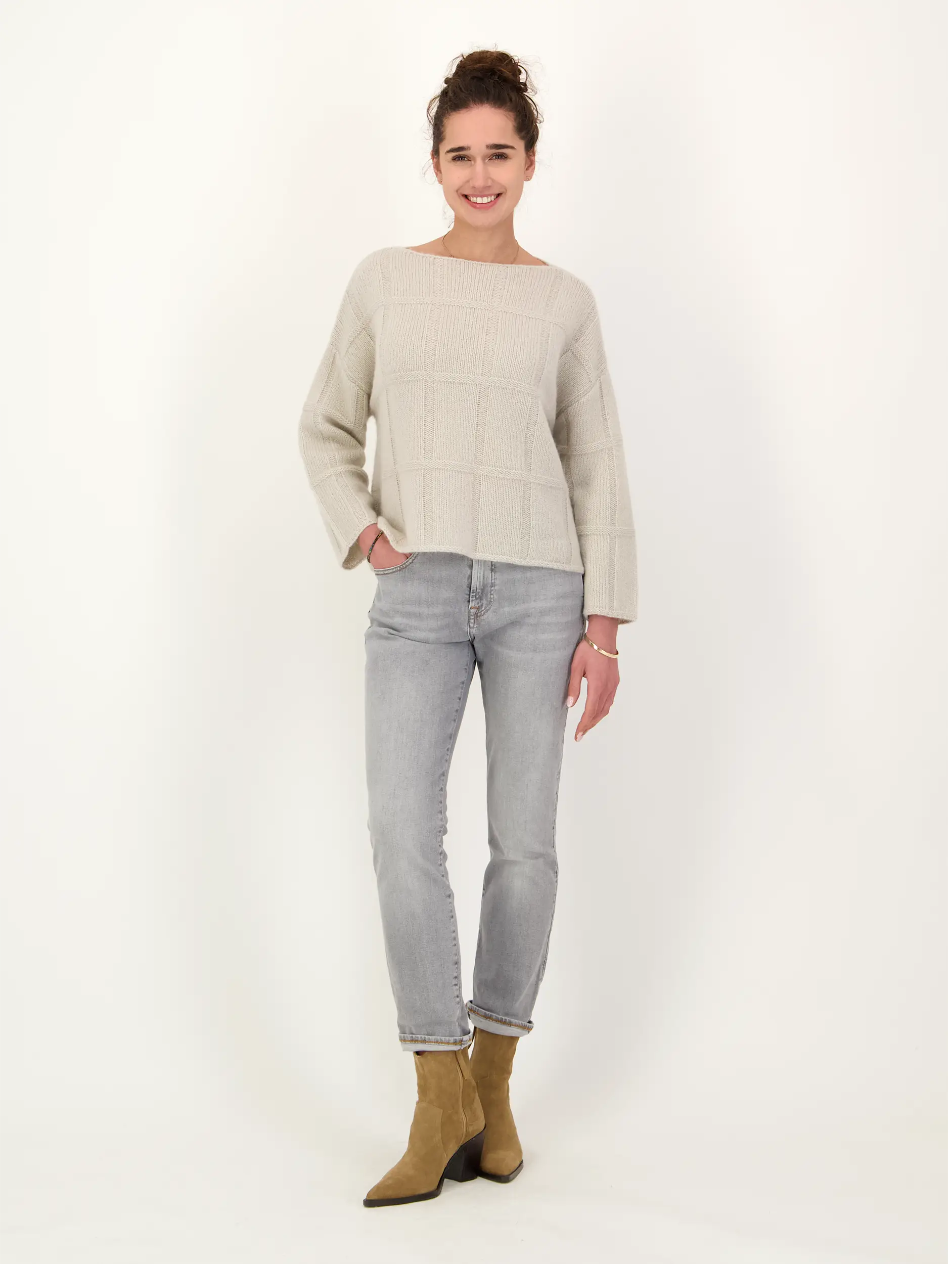 Pullover 'Bodaiju' aus Kaschmir Seide Mix - Artikel Teil eines Outfits getragen von einem Modell - Farbe: Grau