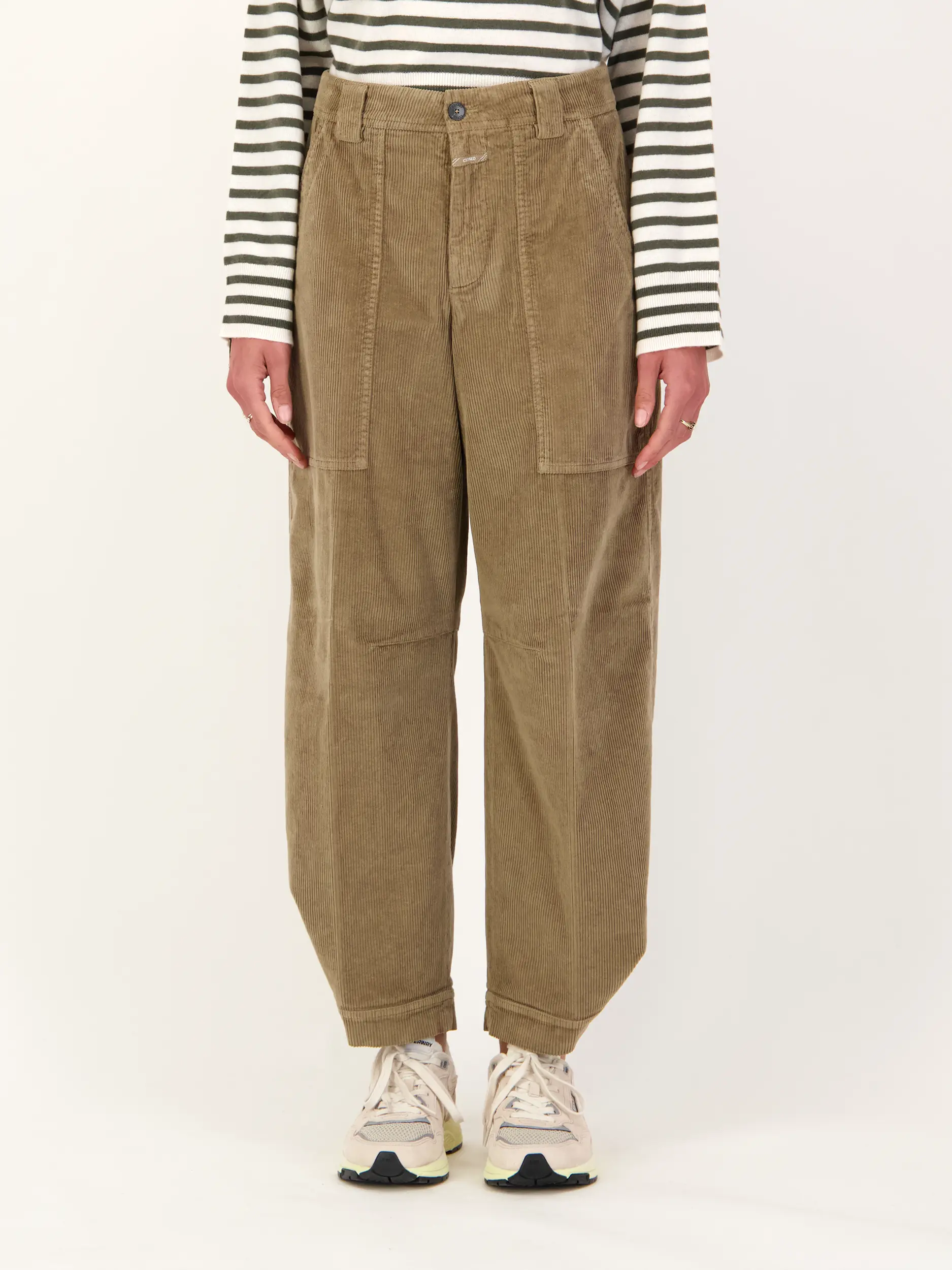 Cordhose 'Rhannon' - Artikel Vorderseite getragen von einem Modell - Farbe: Braun