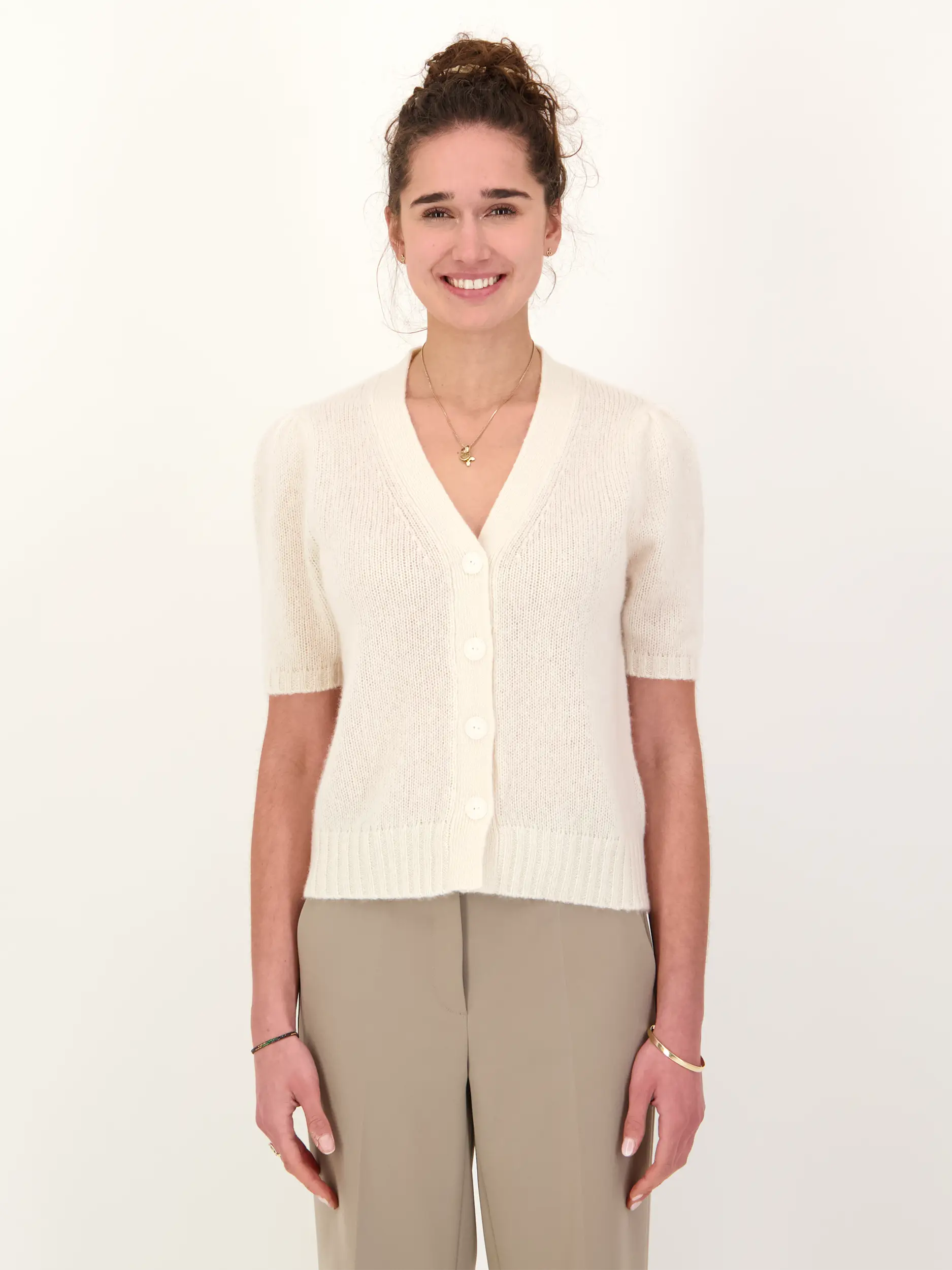 Strickjacke 'Shiso' aus Kaschmir Seide Mix - Artikel Vorderseite getragen von einem Modell - Farbe: Creme