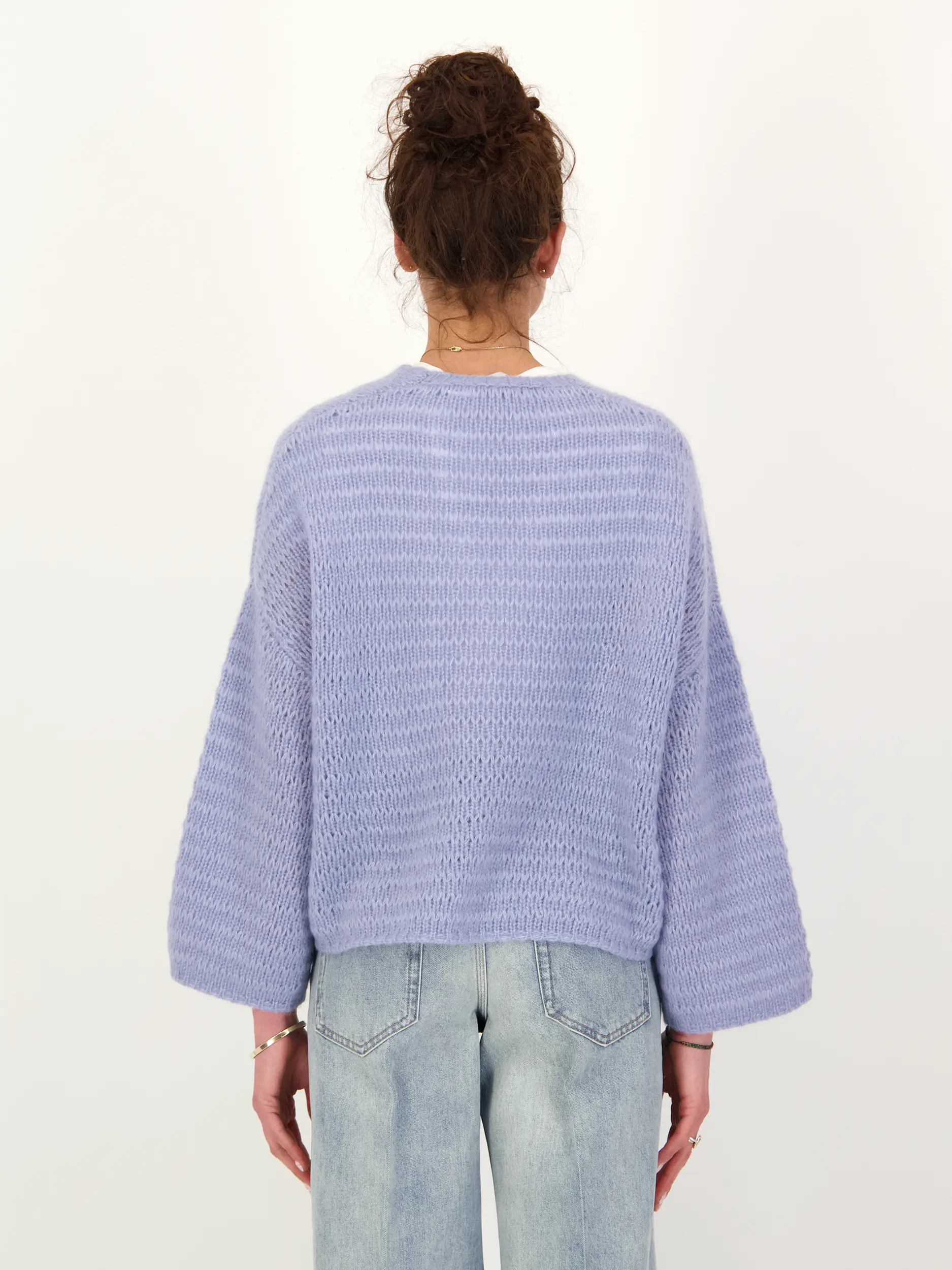 Strickjacke 'Tsuge' aus Kaschmir Seide Mix - Artikel Rückseite getragen von einem Modell - Farbe: Blau