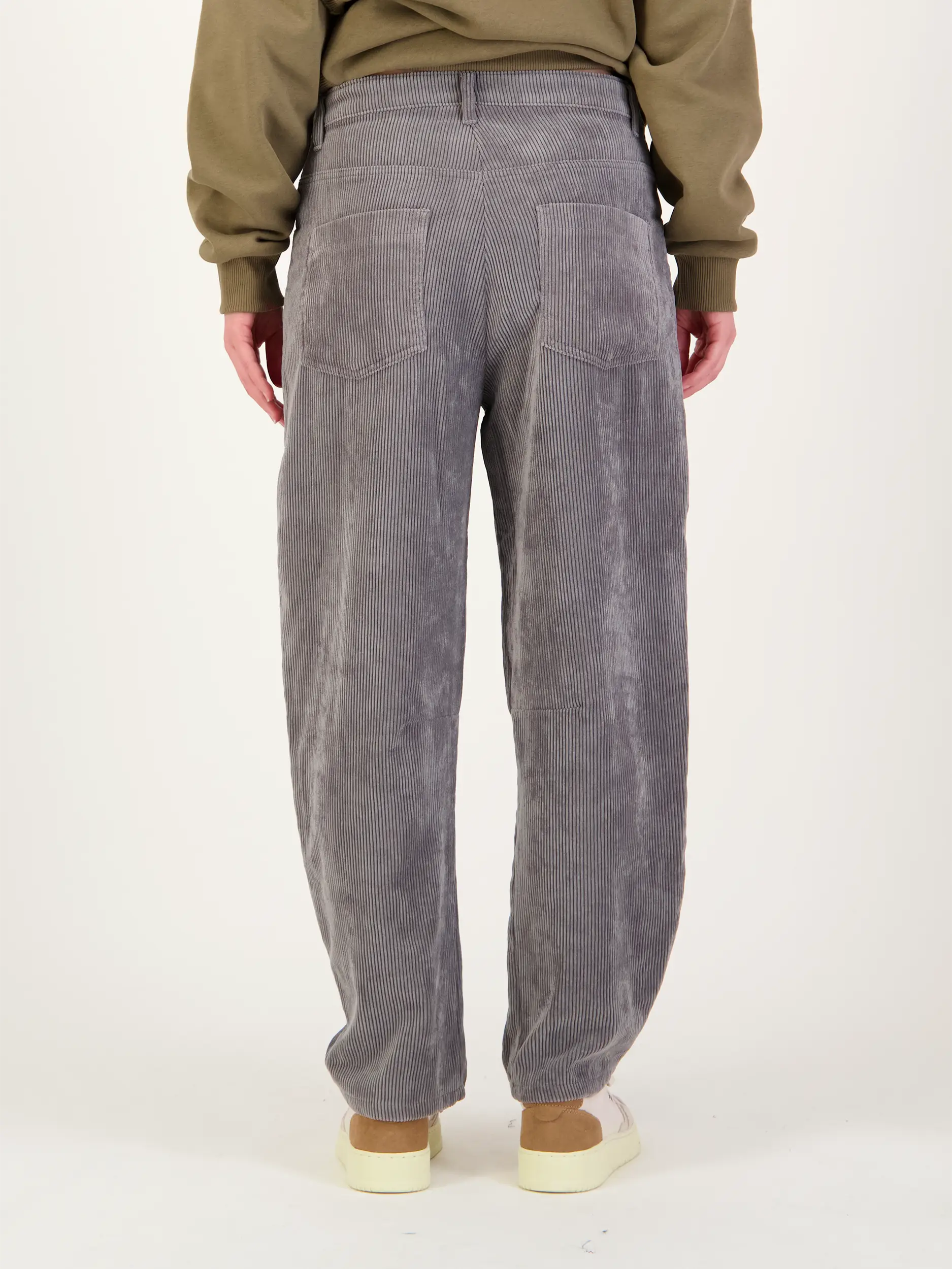 Cordhose 'Ocean' - Artikel Rückseite getragen von einem Modell - Farbe: Grau