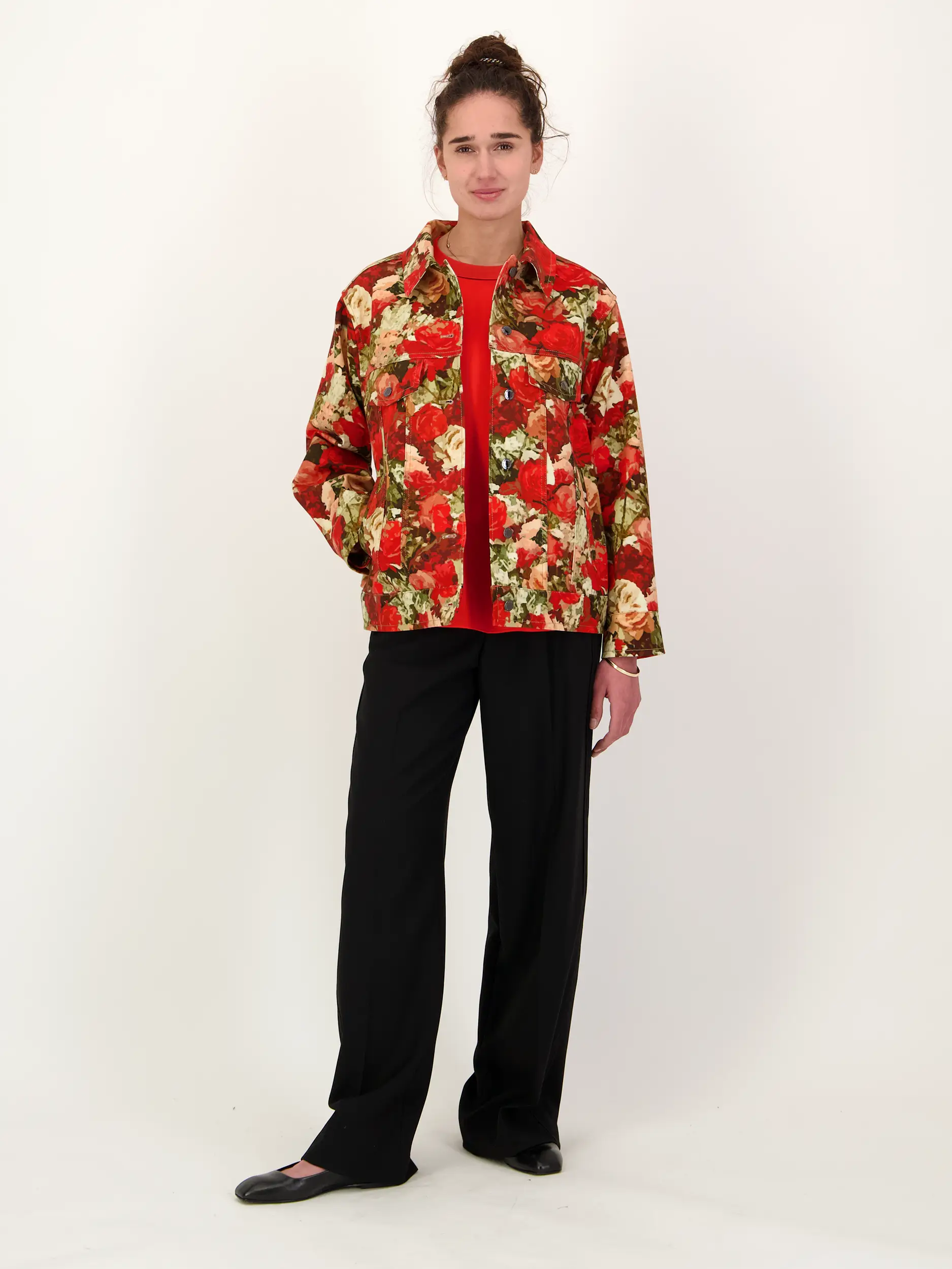 Geblümte Jeansjacke 'Jaclyn' - Artikel Teil eines Outfits getragen von einem Modell - Farbe: Rot