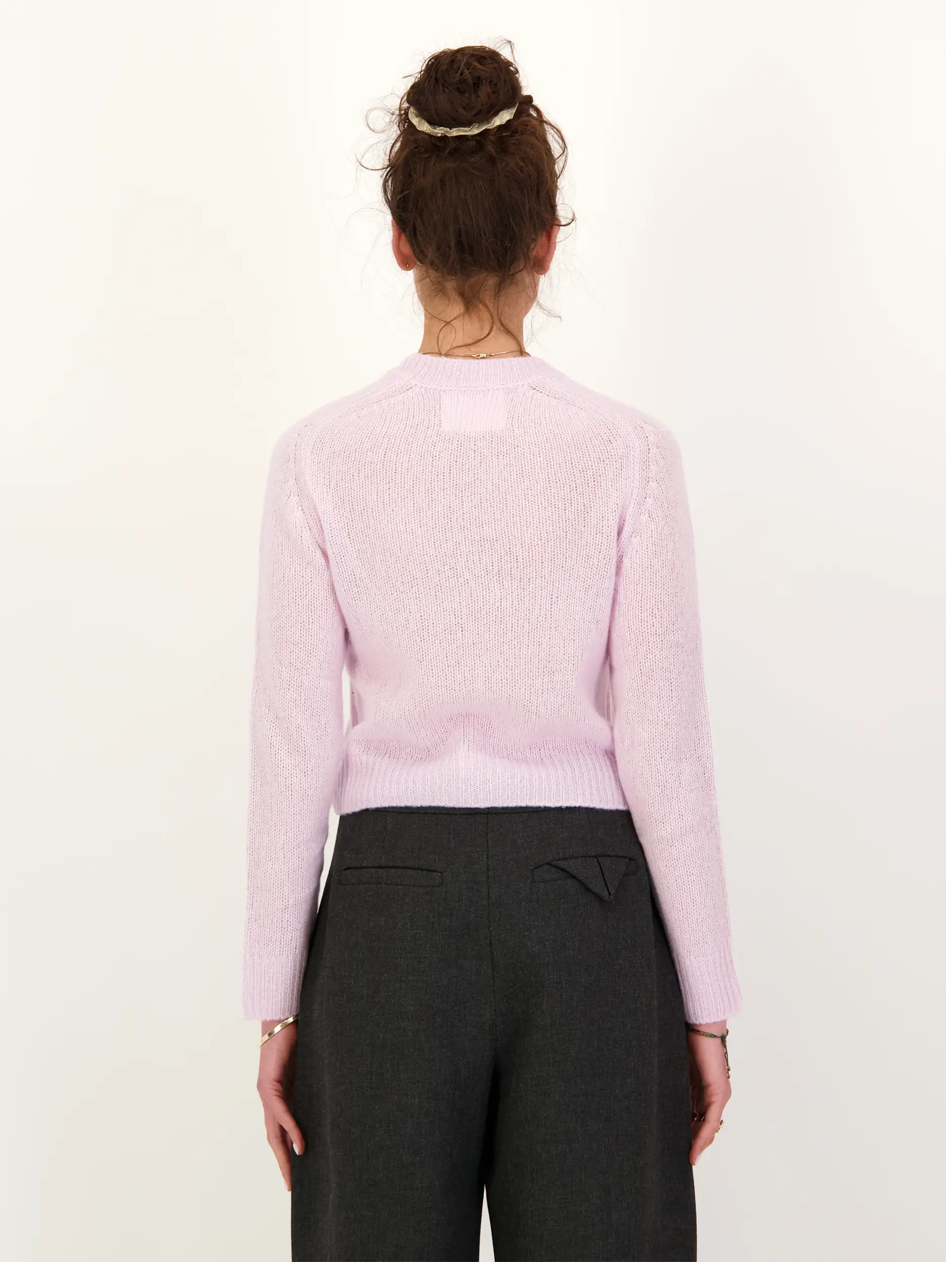 Pullover 'Solene' aus Kaschmir-Seide Mix - Artikel Rückseite getragen von einem Modell - Farbe: Rosa&Pink