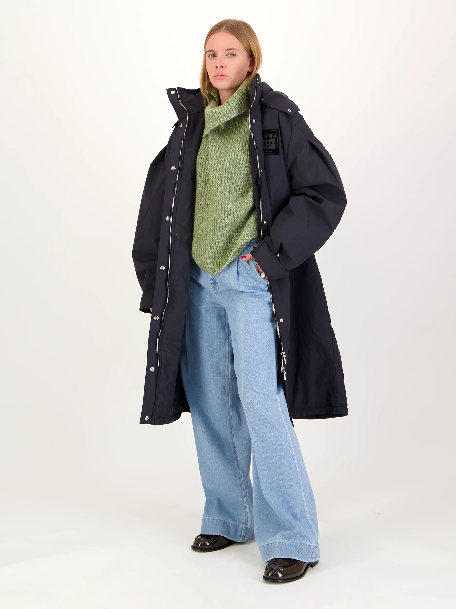 Oversized Parka  - Artikel Teil eines Outfits getragen von einem Modell - Farbe: Grau