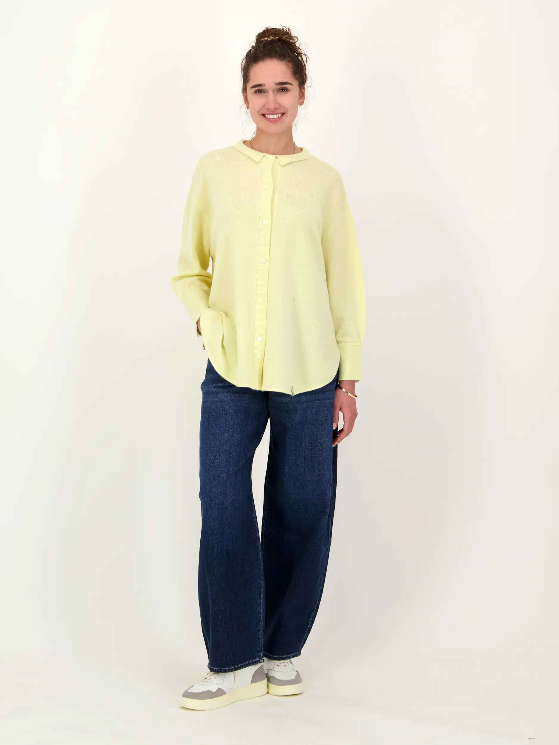 Strickjacke aus Kaschmir-Mix - Artikel Teil eines Outfits getragen von einem Modell - Farbe: Gelb