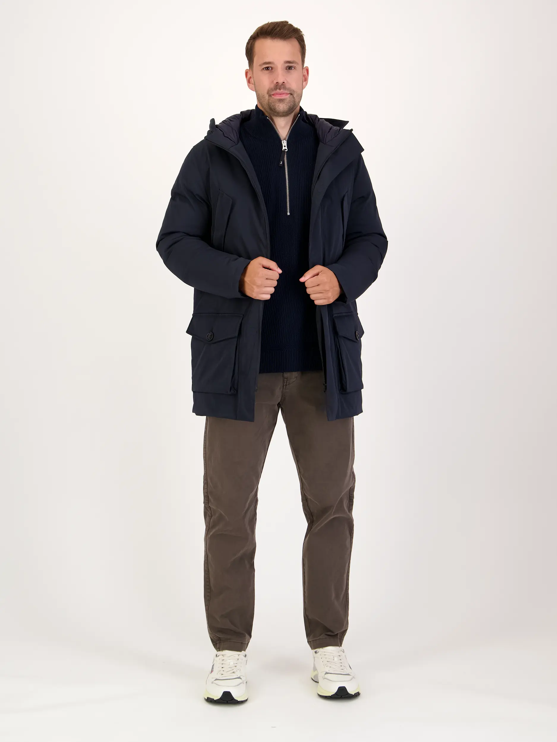 Wasserabweisende Daunenjacke  - Artikel Teil eines Outfits getragen von einem Modell - Farbe: Blau