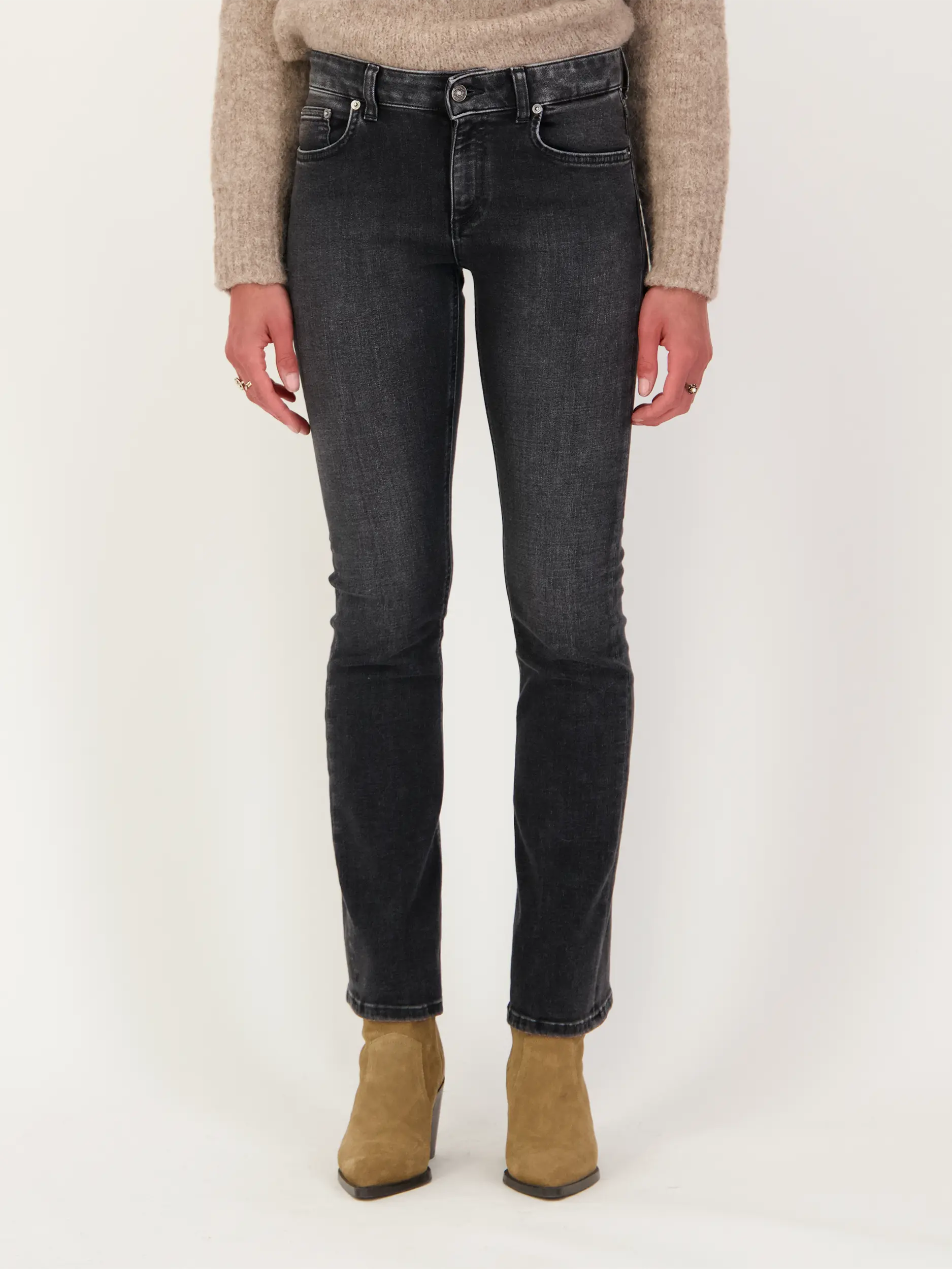 Low Rise Bootcut Jeans 'Batz' - Artikel Vorderseite getragen von einem Modell - Farbe: Grau