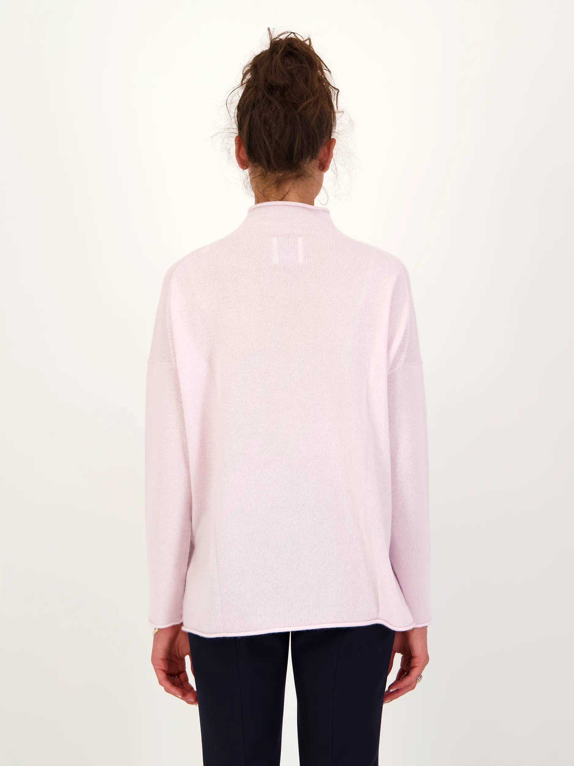 Pullover aus Kaschmir langarm - Artikel Rückseite getragen von einem Modell - Farbe: Rosa&Pink