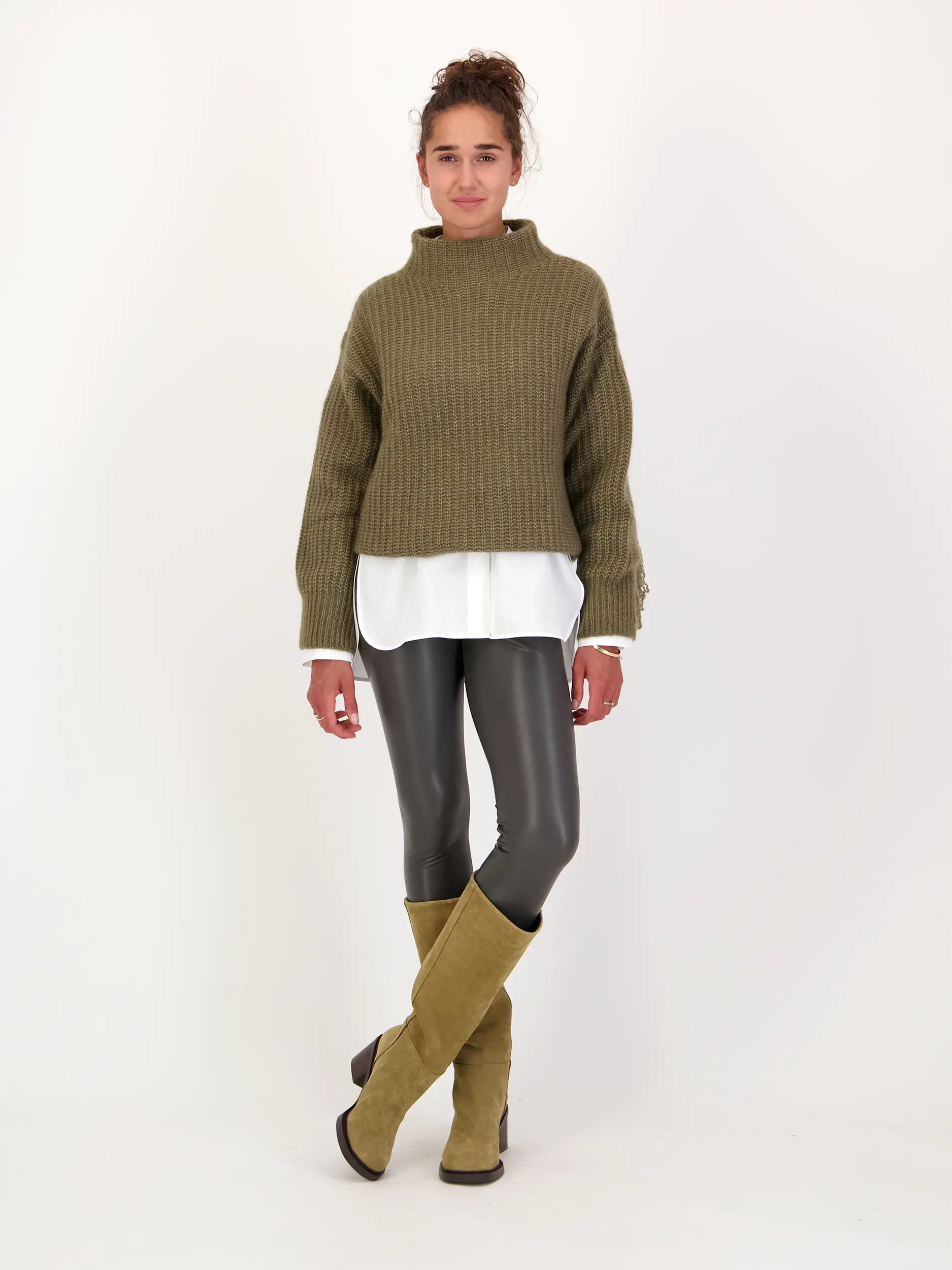 Baumwollbluse 'Ellen' - Artikel Teil eines Outfits getragen von einem Modell - Farbe: Weiß