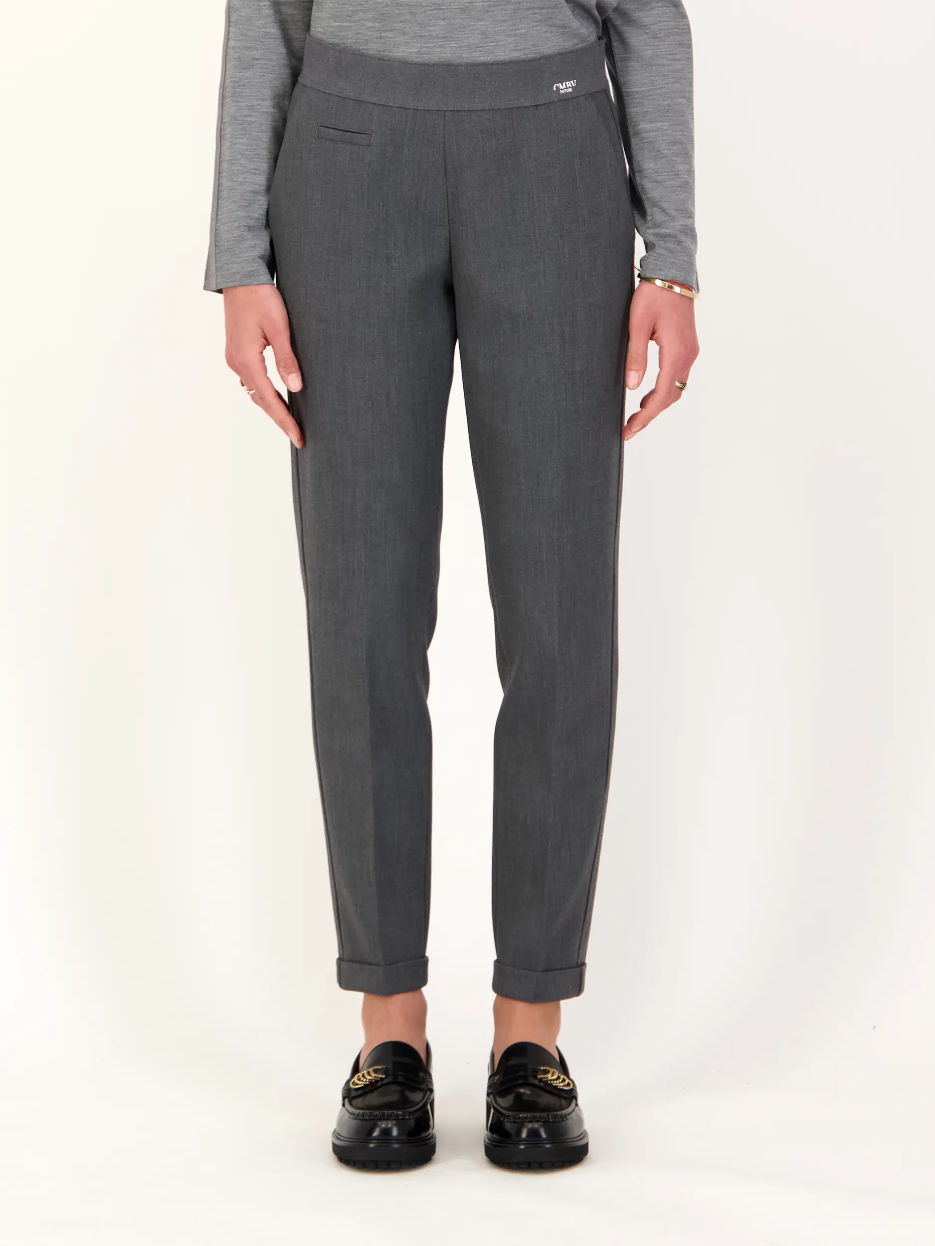 Bundfaltenhose 'Kim' - Artikel Vorderseite getragen von einem Modell - Farbe: Grau