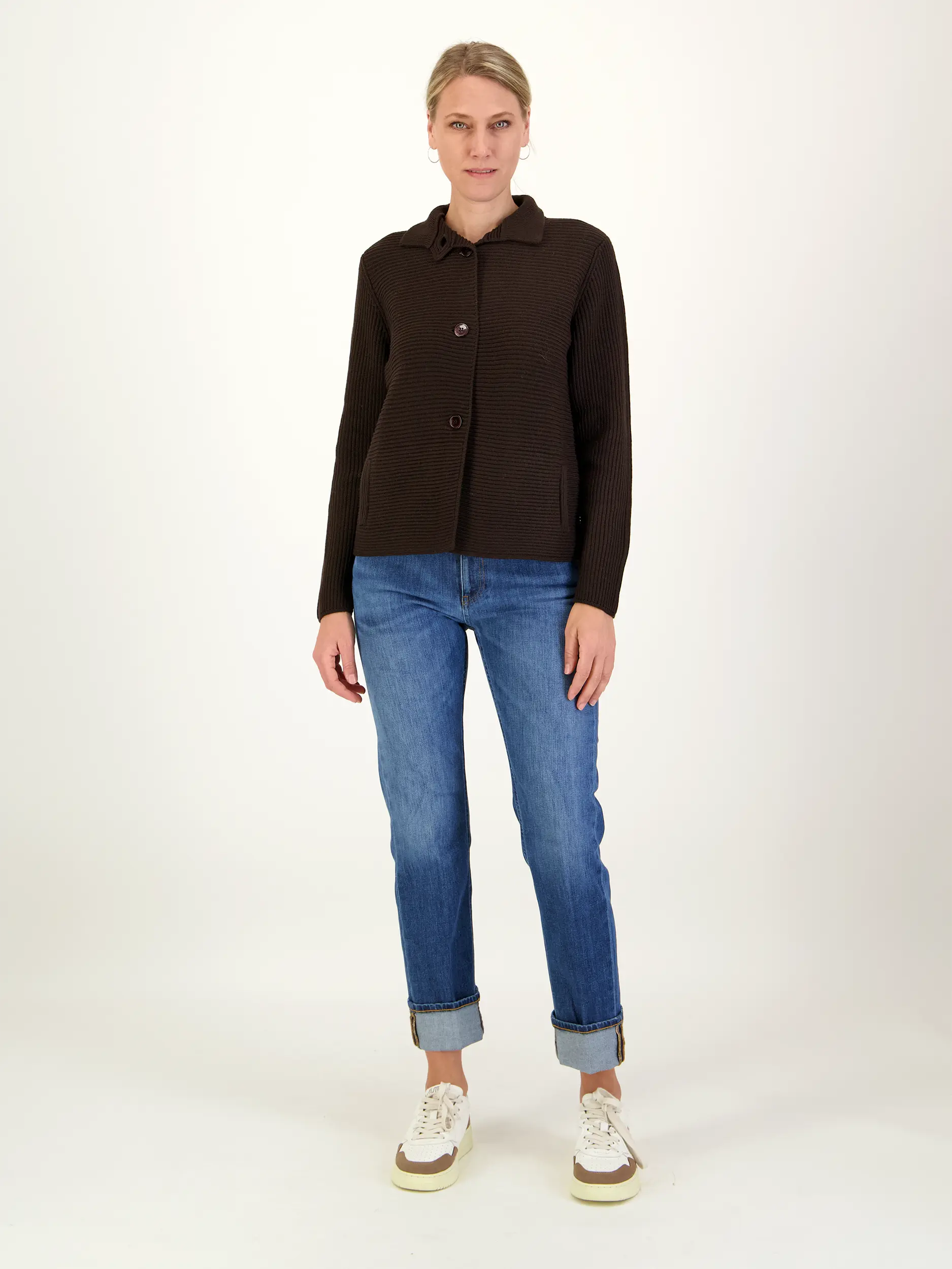 Strickjacke aus Merinowolle langarm - Artikel Teil eines Outfits getragen von einem Modell