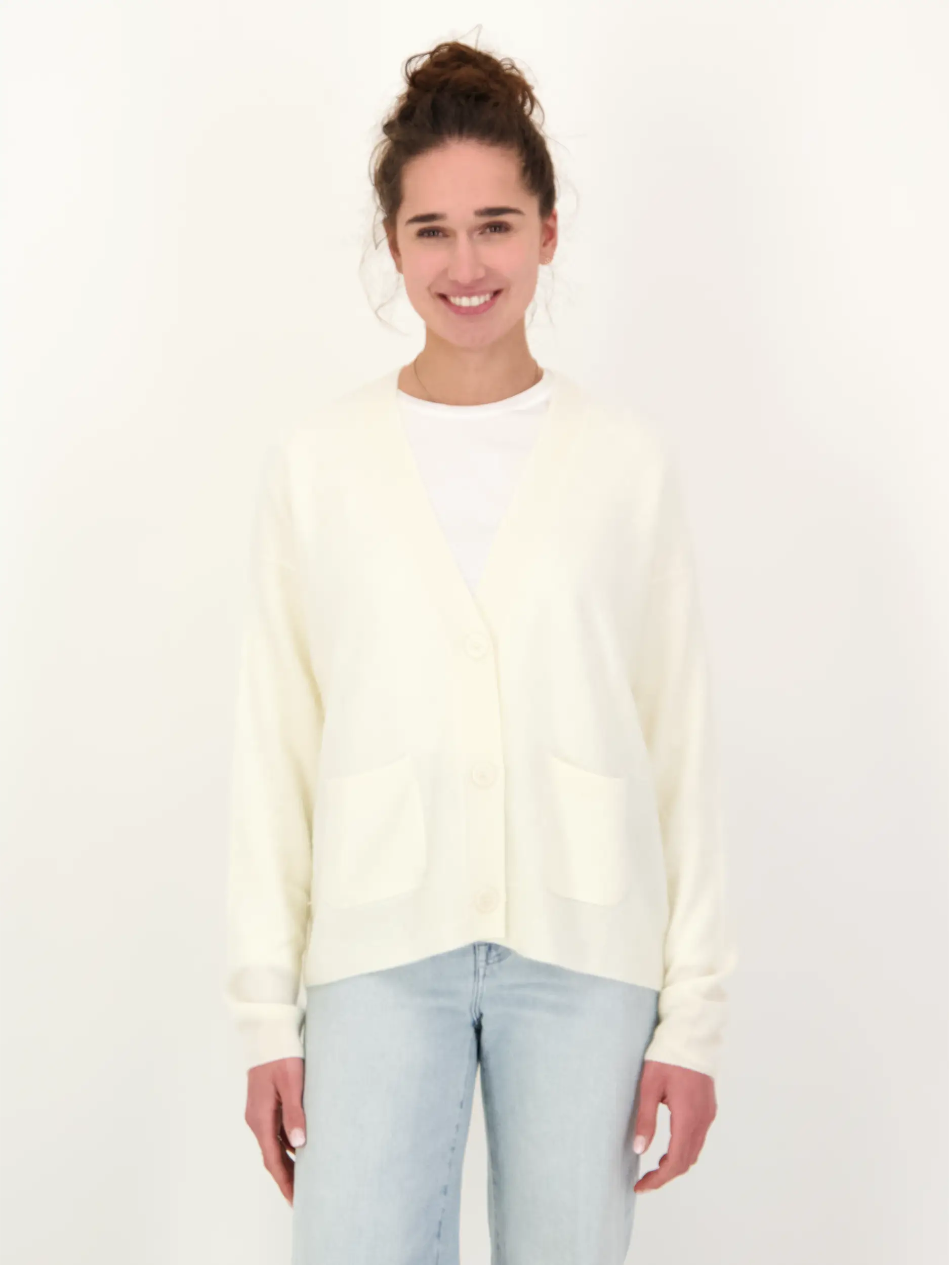 Strickjacke 'Seraphina' - Artikel Vorderseite getragen von einem Modell - Farbe: Creme