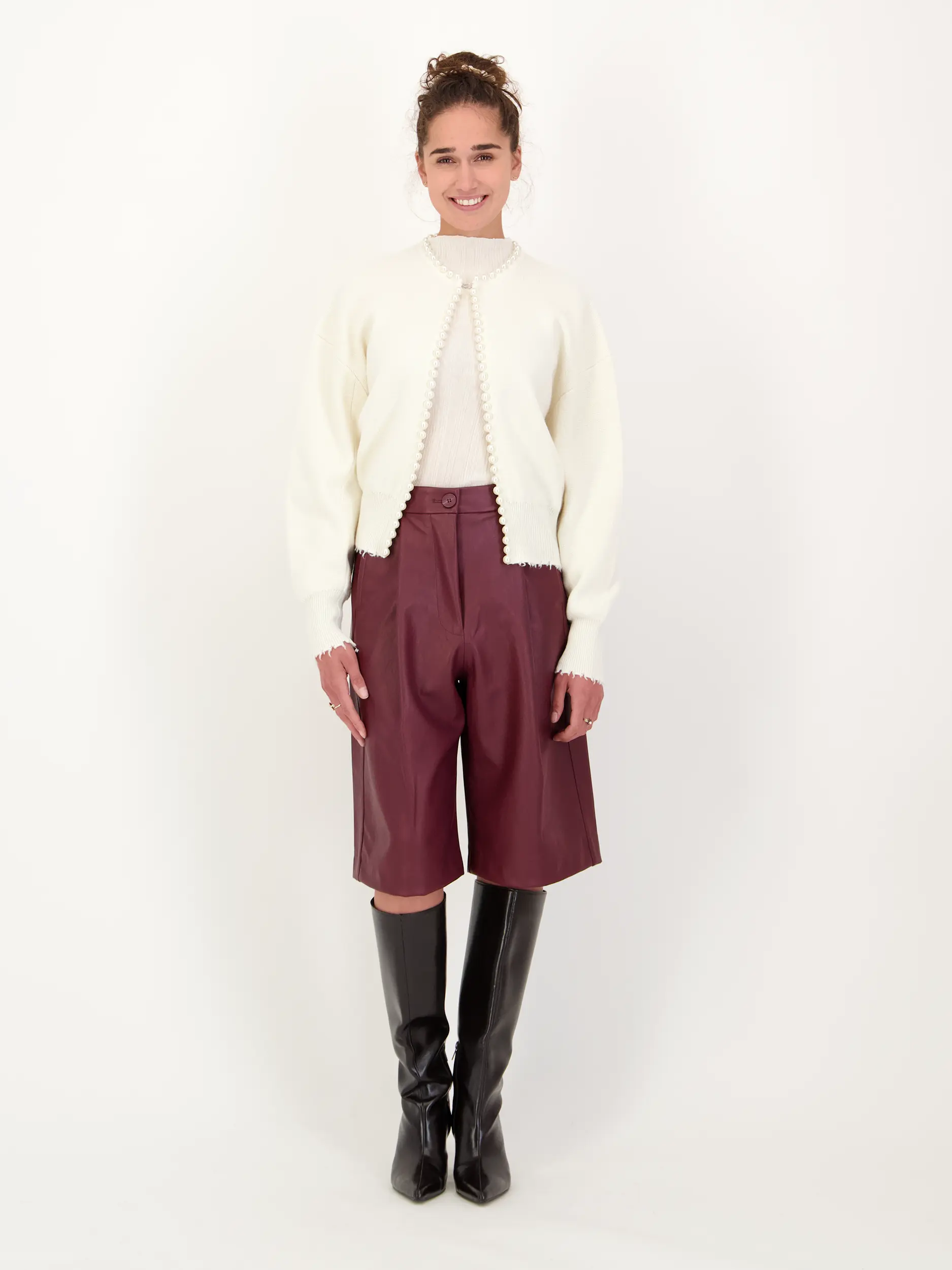 Strickjacke 'Ideas' aus Woll-Mix mit Perlen - Artikel Teil eines Outfits getragen von einem Modell - Farbe: Creme