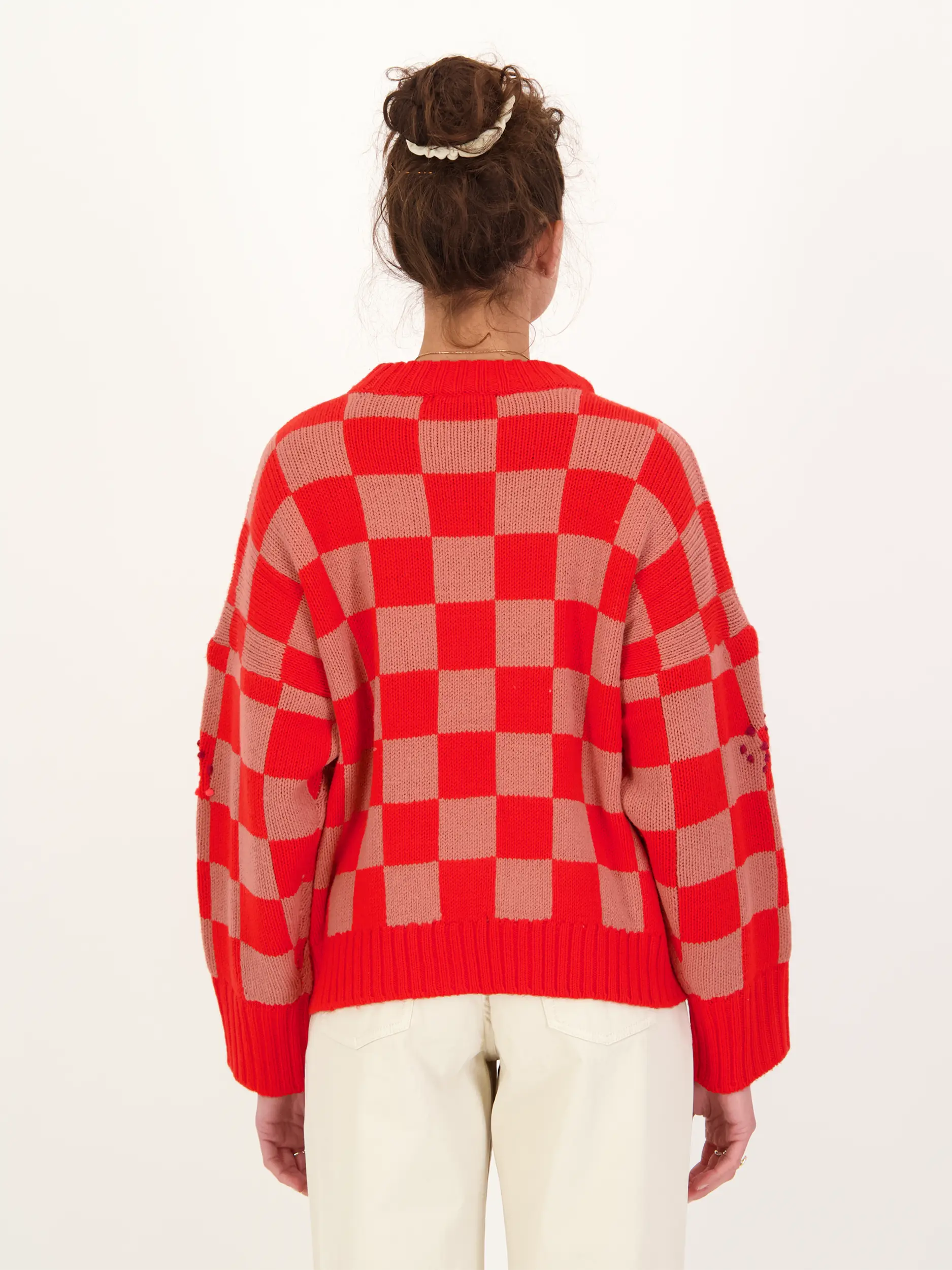Gemusterter Pullover 'Inter' aus Wolle langarm - Artikel Rückseite getragen von einem Modell - Farbe: Rot